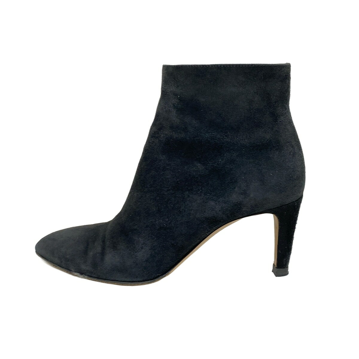 ※『USED品』です。お客様都合による商品のご返品は一切承っておりませんので商品情報・画像を参考にご購入ください。※日本サイズはあくまで目安です。ブランドや商品の状態等により若干異なる場合もございますので、サイズ違いによる返品はお受けできません。尚、S、M、Lの日本サイズはJIS規格を参照にしております。予めご了承くださいませ。 ≫ 配送について ≫ご利用ガイド ≫よくある質問【中古】Gianvito Rossi(ジャンヴィト・ロッシ) ショートブーツ アウトソール張替済 黒 ジャンル ショートブーツ ブランド Gianvito Rossi(ジャンヴィト・ロッシ) 商品名 -型番 -男女別 レディース表記サイズ 35実寸サイズ インソール（全長） : 約 24 cm (靴の全長となるためサイズではありません)ヒールの高さ : 約 6.5 cmブーツの高さ : 約 17 cm (ヒール含む)はき口の円周 : 約 24 cm ・採寸方法を見る&nbsp;&nbsp;&nbsp;・着用イメージを見るカラー 黒デザイン -アウトソール張替済ファスナー　あり 素材 スエードコンディションレベル 【C】ふつうに使える コンディションの備考 【外側】　・全体的 ⇒ 傷若干 / 汚れ若干 / 色褪せ目立つ / 型崩れ若干　・トゥ（つま先） ⇒ 擦れ若干　・甲 ⇒ シワ若干　・かかと ⇒ 擦れ若干　・履き口 ⇒ 擦れ若干　・側面 ⇒ 擦れ若干　・筒部分 ⇒ シワ若干　・アウトソール（靴底） ⇒ 擦れ目立つが破れなし　・ヒール ⇒ 深い傷多数 / 底に擦れがあり、多少削れている【内側】　・全体的 ⇒ 汚れ若干 / シミ目立つ / 擦れ若干【特記事項】　・保存時のニオイあり製造番号・刻印 -シリアル *** 付属品 箱、保存袋、替えリフト