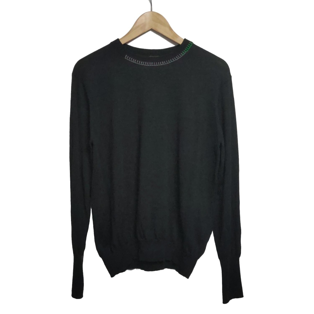 ※『USED品』です。お客様都合による商品のご返品は一切承っておりませんので商品情報・画像を参考にご購入ください。 ≫ 配送について ≫ご利用ガイド ≫よくある質問【中古】PaulSmith(ポールスミス) 長袖セーター クルーネック 黒 ジャンル 長袖セーター ブランド PaulSmith(ポールスミス) 商品名 -型番 -男女別 メンズ表記サイズ XXL実寸サイズ ゆき丈 : 約 90 cm身幅 : 約 50 cm着丈 : 約 65 cmカラー 黒デザイン -クルーネック 素材 画像参照コンディションレベル 【C】ふつうに使える コンディションの備考 【本体】　・全体的 ⇒ 薄っすらと汚れている / シワ目立つ / 毛羽立ち目立つ　・前身頃 ⇒ 小さな汚れ若干　・裾 ⇒ ヨレ目立つ【特記事項】　・保存時のニオイあり製造番号・刻印 -シリアル *** 付属品 なし