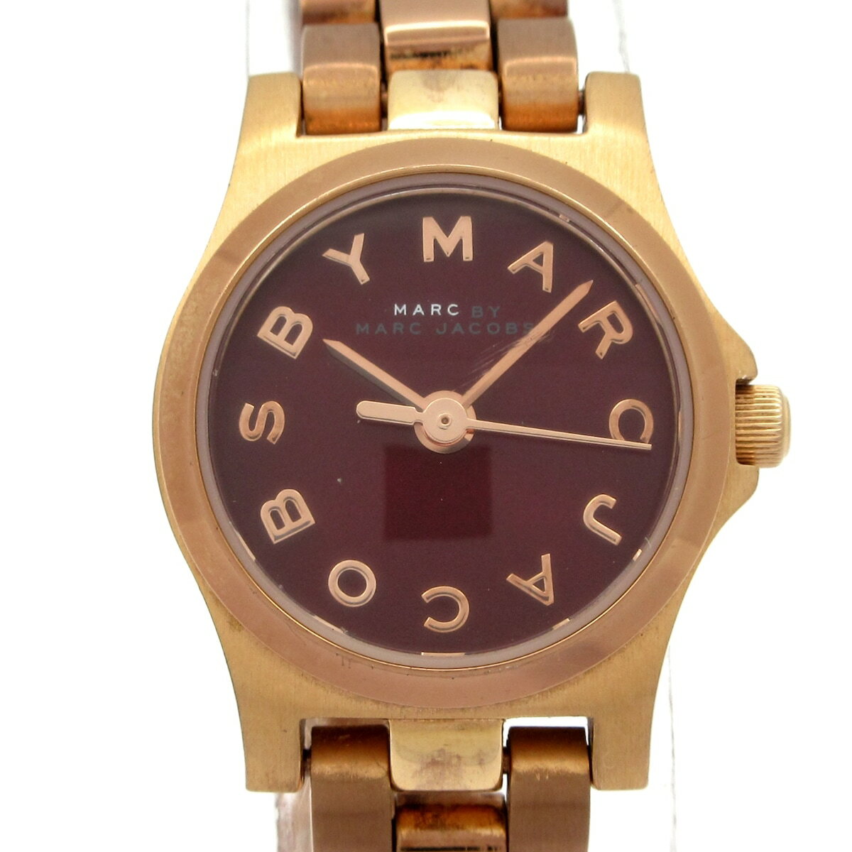 ※コンディションレベルは、あくまで商品の外観ダメージレベルです。動作状況をご確認の上、ご入札くださいませ。※『USED品』です。お客様都合による商品のご返品は一切承っておりませんので商品情報・画像を参考にご購入ください。※ボーイズ（ユニセックス）表記に関しましては、あくまで目安でございます。実寸サイズを必ずご確認の上、ご入札くださいませ。 ≫ 配送について ≫ご利用ガイド ≫よくある質問【中古】MARC BY MARC JACOBS(マークバイマークジェイコブス) 腕時計 SS ボルドー ジャンル 腕時計 ブランド MARC BY MARC JACOBS(マークバイマークジェイコブス) 商品名 -型番 MBM3256男女別 レディース文字盤カラー ボルドーベゼルカラー ゴールドケースカラー ゴールドベルトカラー ゴールドムーブメント クォーツ動作状況 【確認出来ず】※時計内部の状態確認がとれておりませんので、 故障している場合にはお客様ご自身で修理をしていただく必要がございます。 修理代負担・返品はお受けできませんのでご了承の上、ご入札くださいませ。防水 5ATMデザイン -SS ケースの素材 ステンレススチールベルトの素材 SS(ステンレススチール)実寸サイズ フェイス : 約 1.6 cm × 1.6 cm ケース : 約 2.5 cm × 2.0 cm (リューズ含まず) ベルト幅 : 約 1.0 cm 腕周り : 約 17 cm ・採寸方法を見る&nbsp;&nbsp;&nbsp;・着用イメージを見るコンディションレベル 【C】ふつうに使える コンディションの備考 ※あくまで商品の外観ダメージです。動作状況をご確認の上、ご入札くださいませ。【ケース】　・全体的 ⇒ 浅い傷多数 / くすみ目立つ（変色若干、風防曇りもあり）　・風防 ⇒ 浅い傷多数 / 欠け若干【ベルト】　・全体的 ⇒ 浅い傷多数 / 変色若干 / メッキ剥げ若干　・駒の溝 ⇒ 汚れ若干シリアル 251*** 付属品 なし