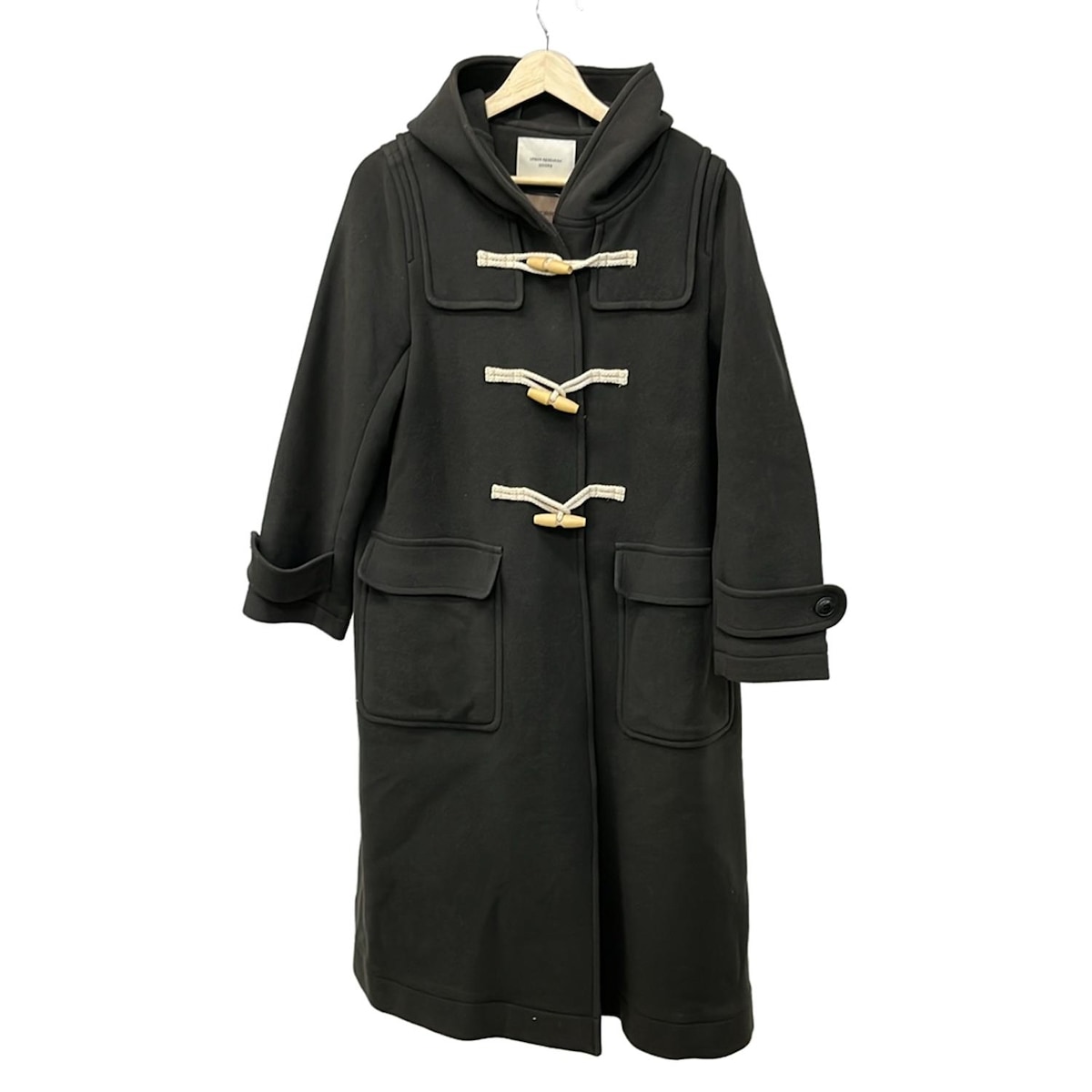 ※『USED品』です。お客様都合による商品のご返品は一切承っておりませんので商品情報・画像を参考にご購入ください。 ≫ 配送について ≫ご利用ガイド ≫よくある質問【中古】URBAN RESEARCH DOORS(アーバンリサーチドアーズ) ダッフルコート 長袖/秋/冬 ダークグレー ジャンル ダッフルコート ブランド URBAN RESEARCH DOORS(アーバンリサーチドアーズ) 商品名 -型番 -男女別 メンズ表記サイズ One実寸サイズ 肩幅 : 約 40 cm袖丈 : 約 56 cm身幅 : 約 52 cm着丈 : 約 106 cm ・採寸方法を見る&nbsp;&nbsp;&nbsp;・着用イメージを見るカラー ダークグレーデザイン -長袖/秋/冬 素材 画像参照コンディションレベル 【C】ふつうに使える コンディションの備考 【外側】　・全体的 ⇒ ヨレ目立つ / 薄っすらと汚れている / 毛羽立ち若干【内側】　・全体的 ⇒ 薄っすらと汚れている / 毛羽立ち若干製造番号・刻印 -シリアル *** 付属品 なし