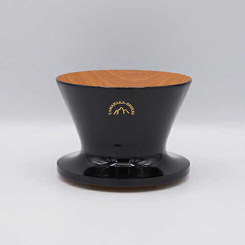 ・サイズ：直径97×高さ73mm ・重量：約70g ・製造国：日本 合成漆器 ・素材：天然木 ・表面塗装の種類：ウレタン塗装 電子レンジ、乾燥機、食器洗浄機、たわし等でのご使用はしないでください。 塗りの表面を冒すような化学繊維等はご使用しないでください。 ※実用新案：登録第3189062号 安清式木製ドリッパー 匠バージョン「漆」 漆器木地の一大産地、加賀・山中漆器。 熟達した木地職人が削り出す『安清式木製ドリッパー』の外面にさらに漆塗りをほどこした最上級シリーズです。 ドリッパー内側の下半分にのみ深い「水平筋切り」を施しています。 注湯の加減によって抽出スピードのコントロールが可能。 すっきりとした味わいで淹れたり、どっしりとした味わいで淹れたり、焙煎度合いに合わせたドリップなど、お好みに応じて抽出することができる特別バージョンです。