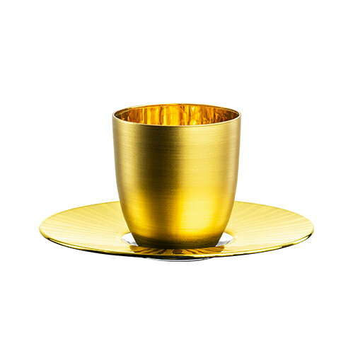 サイズ：高さ65×長さ125×幅125mm 容量：100ml 素材：クリスタルガラス、金 製造国：ドイツ ※食洗器不可 コーヒータイムを五感で味わえる体験へと昇華させる『EISCH カプチーノグラス』 金を手作業で施したこのグラスは、エスプレッソ通への特別な贈り物として最適です。 繊細なマット仕上げの表面と、輝く24金が融合しています。 この精巧な装飾は、EISCHの工房で、繊細かつ丁寧な手作業によって施されています。 金は保温性に優れているため、エスプレッソを熱々でゆったりと楽しむことができます。 「EISCH」とは 「EISCH」は17世紀から続くドイツ・バイエルンの深い森の中で培われた、伝統的なガラス工芸技術を守り続けているブランドです。 自社製造も70年以上続けており、歴史あるブランドです。 シンプルな機能美を追求する「ZWIESEL」とは対照的に、「EISCH」は装飾による高級感を追求しています。 「EISCH」の最大の特徴はその色彩の深みにあります。 色付けは機械ではなく熟練の職人が一本の「刷毛」を使い、一点一点手作業で行っています。 刷毛の運びによって生まれる独特の風合いは、量産品には決して真似できない、世界に一つだけの表情を製品に与えます。　