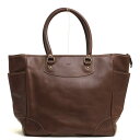 BRANDINGの全商品で利用可↓↓1%OFFクーポン↓↓TUSTING タスティング トートバッグ メンズ Nene Leather Tote カーフ 牛革商品説明イギリスの老舗レザーブランドTUSTING（タスティング）。1875年創業のタスティング社は、革を鞣（なめ）すタンナーとしてスタートし、130年以上の長きに渡り英国皮革業において、上質なレザーを扱うことで高評価を得てきました。長年、英国革靴の聖地 ノーザンプトンでエドワード・グリーン、ジョン ロブ、チャーチ、クロケット＆ジョーンズといった数々の高級革靴メーカーに最上級のレザーを供給してきたこともからも、その品質の高さがうかがえます。1990年には自社ブランドによるバッグ製作を開始。同じ頃、英国王室ご用達のロイヤル・ワラントを有するETTINGER(エッティンガー)社のOEM生産も始めます。現在では、このエッティンガー社をはじめ、イギリス高級車メーカーであるアーストン・マーティン社やイギリス老舗バイクメーカーのトライアンフ社のオリジナルバッグの生産も手掛けています。厳選された牛革を用い、素材が持つ本来の味を存分に楽しめますトートバッグ。内部は出し入れがしやすいファスナー式の広い間口の1室で、中にはファスナーポケットとスリップポケットを装備し収納力もあります。外側サイドにも出し入れがしやすいスリップポケット装備。ライニングはコットンの落ち着いた素材でビジネスユースにも最適。握りやすさ、持ちやすさが考えられた丸みあるハンドルデザイン。美しく、実用的な形状と耐久性を兼ね備えた本物の実力のあるトートバッグです。商品詳細◆ブランド名　TUSTING◆サイズ詳細　横幅 約36cm、縦幅 約35cm、マチ 約17cm◆仕様　ポケット×3 ファスナーポケット×1◆型番　Nene Leather Tote◆生産国　イギリス◆素材　上質な革 レザー◆素材詳細　カーフ（牛革）◆色　ブラウン 茶◆商品状態　中古品-良い