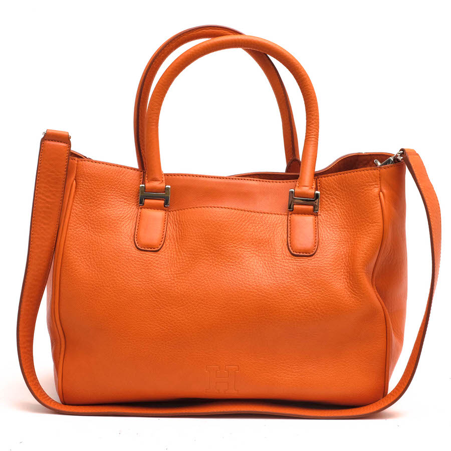 BRANDINGの全商品で利用可↓↓1%OFFクーポン↓↓HIROFU ヒロフ トートバッグ レディース 14983L ナチュラルシュリンク仕上げソフトバケッタ 牛革商品説明1977年の創業より、ブランド「HIROFU（ヒロフ）」が変わらずに守り続けているコンセプト。それは「シンプル・ミニマル・コンテンポラリー」です。流行に流されず飽きのこないデザインに良質な素材を使い、機能性を追求したモノ作りにこだわり続けています。イタリアの一流タンナー（革加工業者）から革は仕入れ、革の質感や発色が抜群に良く、柔らかい革を使用しているので使いやすいアイテムが多いです。ナチュラルシュリンク仕上げのソフトバケッタ牛革を表面に使用しており、ライニングには高級感のあるスエードが採用されたヒロフのトートバッグ。イタリア製で、高級感があり、柔らかくしなやかな手触りが特徴です。デザインのアクセントとして、前面には目を引くHロゴが施され、洗練された印象を与えます。商品詳細◆ブランド名　HIROFU◆サイズ詳細　横幅 約30.5cm、縦幅 約26cm、マチ 約14cm、ショルダー長さ 約85cm◆仕様　ポケット×3 ファスナーポケット×1◆特徴　Hロゴ 2WAY ショルダーバッグ シボ革 シュリンクレザー◆型番　14983L◆生産国　イタリア◆素材　上質な革 レザー◆素材詳細　ナチュラルシュリンク仕上げソフトバケッタ（牛革）◆色　オレンジ◆商品状態　中古品-非常に良い◆付属品　保存袋