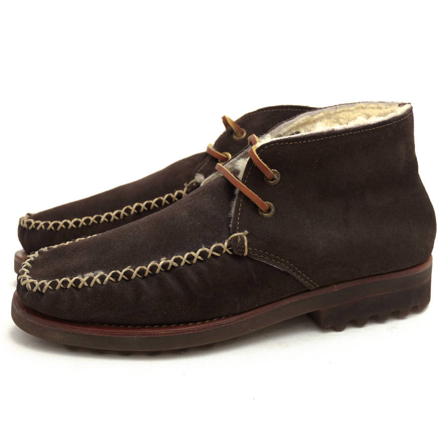 BRANDINGの全商品で利用可↓↓1%OFFクーポン↓↓WHEEL ROBE ウィールローブ チャッカブーツ メンズ 42203 2-EYE MOC TOE CHUKKA WEINBRENNER社製 牛革商品説明靴の街 浅草で誕生した国産ブランド「WHEELROBE（ウィールローブ）」。「古き良きアメリカ」の普遍的なデザイン、伝統的なディテールを追求し、日本人の足型に合わせて、日本の職人が妥協せず1足1足作り上げています。ブランド名である「WHEEL ROBE」の「WHEEL」は車輪=軌跡を意味しており、「多くの工程を経て届けられるプロダクトが、欠かせないWARDROBEになるように」という想いが込められています。アメリカの軍事用靴やワークシューズを手掛ける老舗WEINBRENNER社が製造を担当。堅牢な作りに加えて、内側はボア仕様になっており、特に秋冬に活躍します。軽量かつ歩行性能に優れたソールにはラテックスソールを採用。商品詳細◆ブランド名　WHEEL ROBE◆サイズ表記　US7◆日本サイズ参考　約25.0-25.5cm◆サイズ詳細　アウトソール 約28cm ワイズ 約9.5cm ヒール 約3cm ブーツ高さ 約12.5cm◆仕様　ワイズD ラテックスソール◆特徴　モックトゥ ボア◆型番　42203 2-EYE MOC TOE CHUKKA◆生産国　USA◆素材　上質な革 スエードレザー◆素材詳細　牛革◆色　ダークブラウン 焦げ茶◆商品状態　中古品-非常に良い◆付属品　保存箱◆備考　WEINBRENNER社製