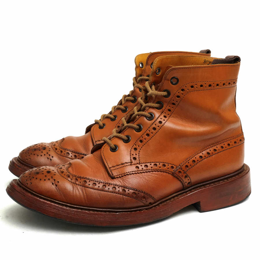 BRANDINGの全商品で利用可↓↓1%OFFクーポン↓↓Tricker's トリッカーズ レースアップブーツ メンズ M2508 MALTON モールトン Brogue Boots カーフ 牛革商品説明Tricker's（トリッカーズ）はジョセフ・トリッカーが1829年にイギリス・ノーサンプトンにて創業。チャールズ皇太子より英国御用達（ロイヤルワラント）の称号を授かる、老舗揃いの英国靴メーカーの中でもトップを守り続けるメーカーの一つである。特にカントリーブーツの人気が高く、チャールズ皇太子にも愛用されている。全て職人によるハンドメイドであり、1人の職人が最初から最後までの製造工程を受け持つベンチメイド手法が採られているのが特徴。グッドイヤー・ウェルト製法で作られるその靴は、耐久性、耐水性、歩行性能において「究極の実用靴」と名高い。また、様々なブランドの別注や、ダブルネームが多いのもトリッカーズの特徴の1つである。トリッカーズを代表するプロダクトであるカントリーブーツ。その代名詞となった「M2508 Malton モルトン」。ベンチメイドと呼ばれる一人の靴職人が一足を最初から最後まで担当する方法で作り上げられたこだわりの詰まった一足。ウィングチップの7アイレットブーツで、トゥ・キャップのメダリオンや、パーツごとに施されたブローギングがトラッドな印象。グッドイヤー・ウェルト製法で仕上られるダブル・ソールは、耐久性に富み、カントリー・ブーツだけに田舎道もガンガン歩けるぐらい頑丈。商品詳細◆ブランド名　Tricker's◆サイズ表記　UK7.5◆日本サイズ参考　約26.0-26.5cm◆サイズ詳細　アウトソール 約30.5cm ワイズ 約12cm ヒール 約3.5cm ブーツ高さ 約17cm◆特徴　ダブルソール カントリーブーツ ウイングチップ 定番 グッドイヤーウェルト製法◆型番　M2508 MALTON モールトン Brogue Boots◆生産国　イギリス◆素材　上質な革 レザー◆素材詳細　カーフ（牛革）◆色　ブラウン 茶◆商品状態　中古品-良い