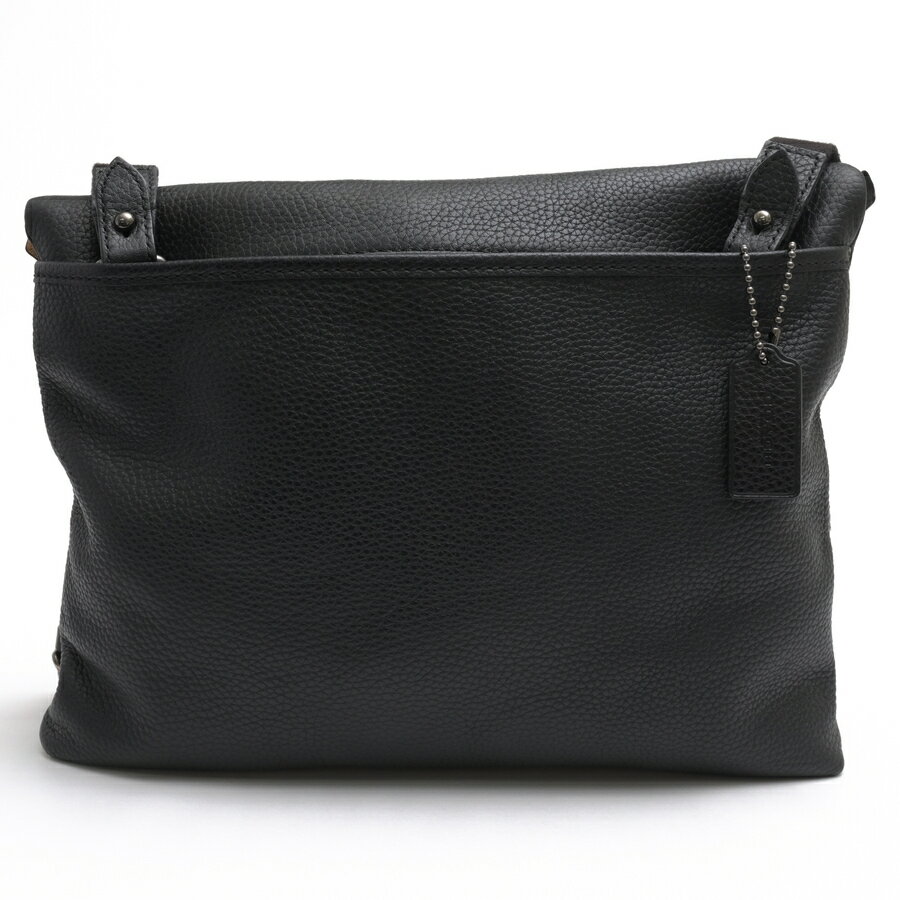 BRANDINGの全商品で利用可↓↓1%OFFクーポン↓↓COACH コーチ ショルダーバッグ メンズ 71499 Foldover Crossbody フォルドオーバー クロスボディー ペブルドレザー 牛革商品説明1941年、アメリカ、ニューヨークのマンハッタン、小さなロフトで生まれたコーチは、今や女性と男性のための洗練された高級ハンドバッグ、アクセサリー、ギフトを扱う、代表的なファッション・アクセサリー・ブラントになりました。シンプルでいて、機能的なバッグ。伝統のレザー商品から、新しい素材とレザーの組み合わせ、パステルカラーや原色などを積極的に取り入れ、スタイリッシュブランドへと変貌をとげた「COACH」。現在、世界25ヶ国以上の国々で事業を展開しているコーチは、「高い品質」「揺るぎない本物志向」「優れた価値」の伝統を忠実に守るグローバル・ブランドです。何十年もの間、コーチはクラフツマンシップの伝統を忠実に守り続けてきました。歴史と伝統に対するブランドの忠誠心は変わりません。コーチでは職人が中心にあり、彼らのクオリティへの献身がコーチ・ブランドを活気づけてきました。アメリカを代表する老舗ハンドバッグブランドとして、これからも世界中の人々に愛され続けていくことでしょう。コーチの定番マテリアルであるペブルドレザーを採用したショルダーバッグ。美しいシボ感で、耐久性にも優れた素材です。上部にはジップが付いており、クラッチバッグのように口折れタイプの形状。荷物が多いときなどは折っている部分を伸ばして、収納スペースを広くすることもできます。商品詳細◆ブランド名　COACH◆サイズ詳細　横幅 約33cm、縦幅 約26cm、マチ 約5cm、ショルダー長さ最大 約125cm◆仕様　ポケット×3 ファスナーポケット×2◆特徴　メッセンジャーバッグ シボ革 シュリンクレザー◆型番　71499 Foldover Crossbody フォルドオーバー クロスボディー◆素材　上質な革 レザー◆素材詳細　ペブルドレザー（牛革）◆色　ブラック 黒◆商品状態　中古品-良い◆状態詳細　開口部付近の革端にめくれ箇所あり（画像参照）ファスナー引き手側の縁に下地がわずかに露出している状態で、使用にともなう経年の変化として見られるものです。機能面での問題はなく、開閉動作はスムーズです。