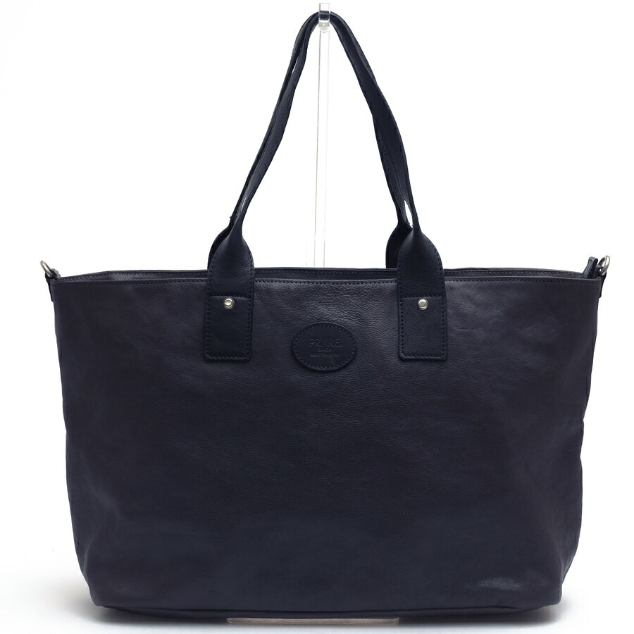 BRANDINGの全商品で利用可↓↓1%OFFクーポン↓↓PRARE プレリー トートバッグ メンズ NA54350 ベジタブルタンニン鞣し牛革商品説明1957年創業の老舗メーカー「プレリーシミズ」のフラッグシップブランド「PRARE」。50年前より革小物職人であった創業者 清水孝祐による物づくりへの徹底したこだわりと経験、情熱から生まれたファクトリーブランドである。革は世界各地から高級素材を厳選し、独創的なデザイン、技を駆使した縫製、使い勝手の機能面・耐久性など細部にまでこだわりをもっている。品質第一に、時代と共鳴する製品、価値の創造、消費者ニーズを見極めた製品開発を理念とし、業界内の評価も高い。国産革製品ブランド「プレリーギンザ」が手がけたレザートートバッグ。外装にはベジタブルタンニン鞣しの牛革を使用。革の自然な風合いを残しつつ、使い込むほどに味わいを増していく経年変化も楽しめるのが魅力です。内部にはファスナーポケット1つと、オープンポケット2つを配置し、スマートフォンや筆記具、小物類を機能的に整理収納できます。シンプルな構造ながらも、必要な物がすぐに取り出せる使い勝手の良さが特徴です。商品詳細◆ブランド名　PRARE◆サイズ詳細　横幅 約48cm、縦幅 約30cm、マチ 約16cm◆仕様　ファスナー開閉 内側：ファスナーポケット×1、オープンポケット×2◆特徴　シボ革 シュリンクレザー 2WAY ショルダーバッグ◆型番　NA54350◆生産国　日本◆素材　上質な革 レザー◆素材詳細　ベジタブルタンニン鞣し牛革◆色　ネイビー 紺◆商品状態　中古品-良い◆付属品　ショルダーストラップ