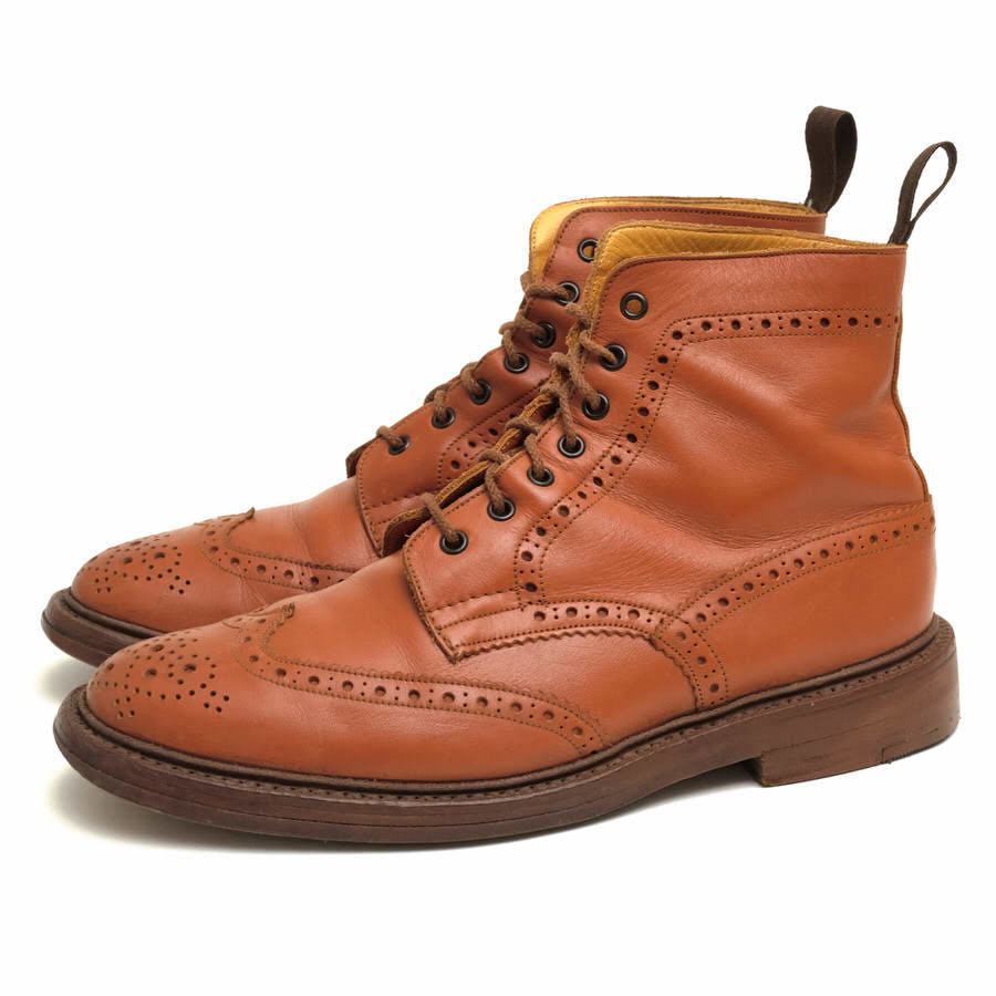 BRANDINGの全商品で利用可↓↓1%OFFクーポン↓↓Tricker's トリッカーズ レースアップブーツ メンズ M2508 MALTON モールトン Brogue Boots カーフ 牛革商品説明Tricker's（トリッカーズ）はジョセフ・トリッカーが1829年にイギリス・ノーサンプトンにて創業。チャールズ皇太子より英国御用達（ロイヤルワラント）の称号を授かる、老舗揃いの英国靴メーカーの中でもトップを守り続けるメーカーの一つである。特にカントリーブーツの人気が高く、チャールズ皇太子にも愛用されている。全て職人によるハンドメイドであり、1人の職人が最初から最後までの製造工程を受け持つベンチメイド手法が採られているのが特徴。グッドイヤー・ウェルト製法で作られるその靴は、耐久性、耐水性、歩行性能において「究極の実用靴」と名高い。また、様々なブランドの別注や、ダブルネームが多いのもトリッカーズの特徴の1つである。トリッカーズを代表するプロダクトであるカントリーブーツ。その代名詞となった「M2508 Malton モルトン」。ベンチメイドと呼ばれる一人の靴職人が一足を最初から最後まで担当する方法で作り上げられたこだわりの詰まった一足。ウィングチップの7アイレットブーツで、トゥ・キャップのメダリオンや、パーツごとに施されたブローギングがトラッドな印象。グッドイヤー・ウェルト製法で仕上られるダブル・ソールは、耐久性に富み、カントリー・ブーツだけに田舎道もガンガン歩けるぐらい頑丈。商品詳細◆ブランド名　Tricker's◆サイズ表記　UK9.5◆日本サイズ参考　約28.0-28.5cm◆サイズ詳細　アウトソール 約32cm ワイズ 約12cm ヒール 約3cm ブーツ高さ 約17cm◆特徴　ダブルソール カントリーブーツ ウイングチップ 定番 グッドイヤーウェルト製法◆型番　M2508 MALTON モールトン Brogue Boots◆生産国　イギリス◆素材　上質な革 レザー◆素材詳細　カーフ（牛革）◆色　ブラウン 茶◆商品状態　中古品-良い◆状態詳細　ヒール修理済み◆付属品　保存箱