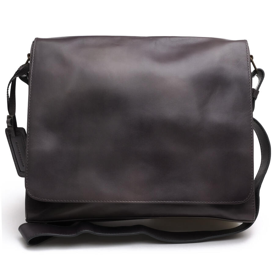 BRANDINGの全商品で利用可↓↓1%OFFクーポン↓↓MOTHERHOUSE マザーハウス ショルダーバッグ メンズ MG11782 Antique square shoulder アンティーク スクエア 牛革商品説明山口絵里子氏が2006年に設立したレザー製品ブランド。「途上国から世界に通用するブランドをつくる」を理念に掲げ、現地の素材を用いて、現地の自社工場で作られています。一つ一つ手作りなので、丈夫で質が高く、地球に優しい素材なのも特徴。風合い豊かなレザーを採用した「アンティークレザーシリーズ」のショルダーバッグ。オイルを浸透させ、手作業で加工を施して、使い込まれたアンティーク調の風合いを表現しています。底に芯材が入っており、A4サイズ対応のメイン収納はノートパソコンやタブレットなどの収納も可能で、幅広いシーンで活躍いただけるアイテムです。すっきりコンパクトなシェイプですが、中には5つ、側面には2つのポケットがあり、携帯電話やペン、鍵など小物の整理整頓ができる収納力を備えています。商品詳細◆ブランド名　MOTHERHOUSE◆サイズ詳細　横幅 約32cm、縦幅 約29cm、マチ 約9cm、ショルダー長さ最大 約140cm◆仕様　ポケット×5 ファスナーポケット×2 ペンホルダー×2◆特徴　フラップ式 メッセンジャーバッグ◆型番　MG11782 Antique square shoulder アンティーク スクエア◆素材　上質な革 レザー◆素材詳細　牛革◆色　グレー 灰色◆商品状態　中古品-良い