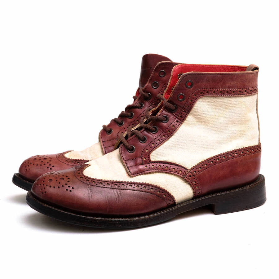 BRANDINGの全商品で利用可↓↓1%OFFクーポン↓↓Tricker's トリッカーズ ブーツ メンズ YAMANE DELUXE別注モデル カントリーブーツ EVISU商品説明Tricker's（トリッカーズ）はジョセフ・トリッカーが1829年にイギリス・ノーサンプトンにて創業。チャールズ皇太子より英国御用達（ロイヤルワラント）の称号を授かる、老舗揃いの英国靴メーカーの中でもトップを守り続けるメーカーの一つである。特にカントリーブーツの人気が高く、チャールズ皇太子にも愛用されている。全て職人によるハンドメイドであり、1人の職人が最初から最後までの製造工程を受け持つベンチメイド手法が採られているのが特徴。グッドイヤー・ウェルト製法で作られるその靴は、耐久性、耐水性、歩行性能において「究極の実用靴」と名高い。また、様々なブランドの別注や、ダブルネームが多いのもトリッカーズの特徴の1つである。トリッカーズを代表するプロダクトであるカントリーブーツ。ウィングチップの7アイレットブーツで、アッパーに施されたブローギングトラッドな印象。ベンチメイドと呼ばれる一人の靴職人が一足を最初から最後まで担当する方法で作り上げられたこだわりの詰まった一足。グッドイヤー・ウェルト製法で仕上られるダブル・ソールは、耐久性に富み、カントリー・ブーツだけに田舎道もガンガン歩けるぐらい頑丈。商品詳細◆ブランド名　Tricker's◆サイズ表記　24.5cm◆日本サイズ参考　約24.5-25.0cm◆サイズ詳細　アウトソール靴底全長 約28.8cm、アウトソール靴底幅 約10cm、ヒール 約2.6cm、ブーツ高さ 約16cm◆仕様　ダブルソール グッドイヤーウェルト製法◆生産国　イギリス◆素材　上質なキャンバス×革レザー◆色　ブラウン 茶◆商品状態　中古品-可◆状態詳細　ハーフソール修理済。キャンバス素材に汚れがみられます。◆備考　カントリーブーツ YAMANE DELUXE別注モデル ブラウン×ホワイト