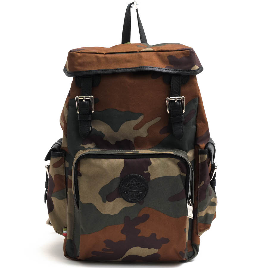 BRANDINGの全商品で利用可↓↓1%OFFクーポン↓↓orobianco オロビアンコ リュック メンズ AGGUATO-C CAMO 伊リモンタ社ナイロン 牛革商品説明「Orobianco」はイタリア、ガラレーテを拠点とする1996年ジャコモ・バレンティーニによって創立され、世界各国のバイヤーより支持されている、BAGを中心とするブランド。各アイテムのアイデアは、旅や日々の生活経験から生まれており構造的、機能的にも優れています。またオロビアンコはファッション業界の中にあって、イタリア熟練工やその職人技を前面に打ち出し「made inItaly」の強みを生かした物作りを継続するブランドです。イタリアンテイストにあふれたデザインとクオリティーの高いモノづくりで、老若男女問わず愛されています。リモンタナイロンに牛革を合わせた大きめのバックパック。落ち着いた雰囲気で、高級感があります。サイドにはイタリア国旗カラーのタグ、フロントにはブランドロゴ金具が付きます。ポケットも充実してます。普段使いにはもちろん、旅行にも最適です。商品詳細◆ブランド名　orobianco◆サイズ詳細　横幅 約24cm、縦幅 約40cm、マチ 約14cm◆仕様　ポケット×2 ファスナーポケット×2◆特徴　デイパック 迷彩・カモフラージュ柄◆型番　AGGUATO-C CAMO◆生産国　イタリア◆素材　上質なナイロン×革レザー◆素材詳細　伊リモンタ社ナイロン × 牛革◆色　オリーブ・カーキ◆商品状態　中古品-良い