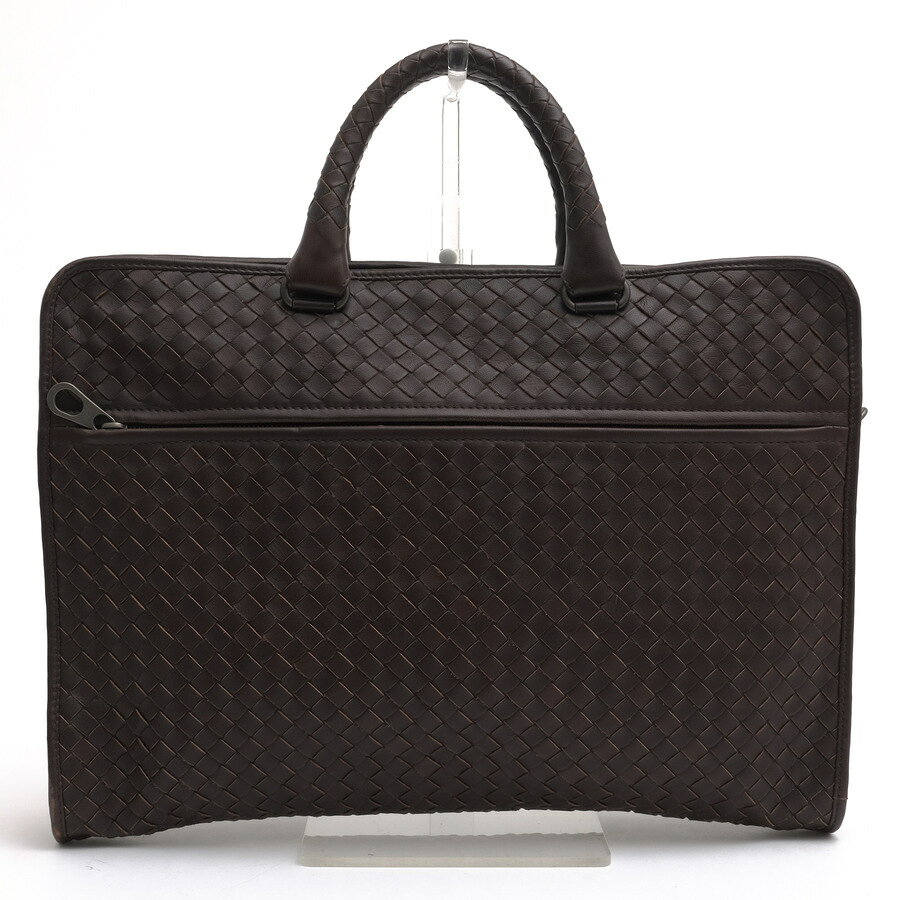 BRANDINGの全商品で利用可↓↓1%OFFクーポン↓↓BOTTEGA VENETA ボッテガヴェネタ ビジネスバッグ メンズ 248395 Cartella Intrecciato Leggero カーフレザー 牛革商品説明柔らかメッシュバッグの人気に火をつけた「イントレチャートライン」の元祖でもあり、イタリアはヴェネツィアの伝統と歴史ある高級革製品ブランド「ボッテガ・ヴェネタ」。ヴェネチア地方の産物である革製品の職人技は、世界的な評価も高く、その歴史の中でもボッテガヴェネタはそれ無しでは語れないというほど圧倒的な存在感を見せ付けています。そのボッテガ（工房）の名の通り、手作業による滑らかななめし革の革紐を用いて編みこまれたイントレチャートと言う技法を用いたバッグや財布、靴はとても評価されており、確かな職人技に支えられた上質な仕上がりは、流行に左右されない憧れの逸品として、質の良いオシャレな革製品を求める賢い現代女性に支持されています。2001年にグッチ・グループの傘下に入り、以後知名度は一気に高まり、本国イタリアから海外へショップを展開する知名度の高いブランドへと発展しました。さりげなくも上質を味わえる、一流ブランドのバッグは使うたびに愛着を深めてくれるブランドです。ブランドの代名詞ともいえる「イントレチャート」技法を全面に施したレザーブリーフケース。イントレチャートとは、1970年代初頭にブランドが独自に開発したレザーの編み込み技術で、熟練の職人が一枚一枚手作業で革を編み込むことで生まれる、柔らかくも耐久性の高い仕上がりが特徴です。スリムで無駄のないシルエットは、書類やラップトップを効率よく持ち運ぶのに最適なブリーフケース。フロントには大きなファスナーポケットが備えられ、すぐに取り出したい書類や小物の収納に便利です。内部にはオープンポケットが配され、整理整頓をしながら収納できる実用的な構造となっています。商品詳細◆ブランド名　BOTTEGA VENETA◆サイズ詳細　横幅 約40cm、縦幅 約29cm、マチ 約5.5cm◆仕様　外側ファスナーポケット×1、内側オープンポケット×2◆型番　248395 Cartella Intrecciato Leggero◆生産国　イタリア◆素材　上質な革 レザー◆素材詳細　カーフ（牛革）◆色　ダークブラウン 焦げ茶◆商品状態　中古品-良い