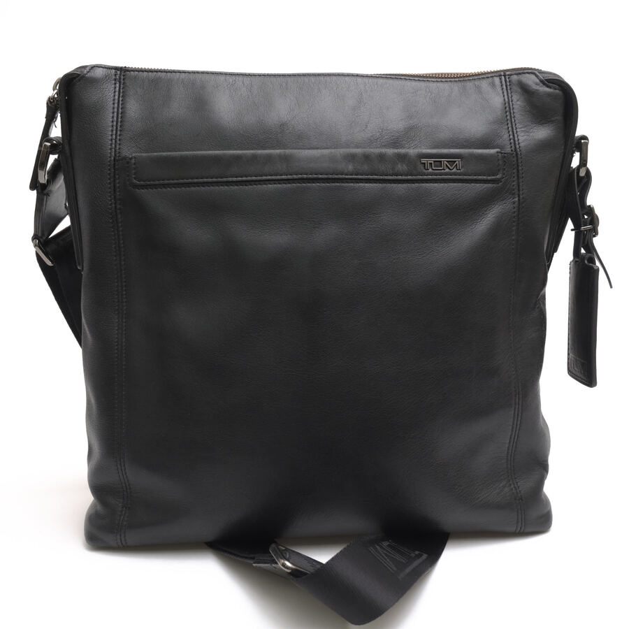 BRANDINGの全商品で利用可↓↓1%OFFクーポン↓↓TUMI トゥミ ショルダーバッグ メンズ 68602JT CENTRO VENEZIA CROSSBODY ベネツィア クロスボディ 牛革 カウハイド商品説明TUMIは、トラベル・ビジネスをはじめとするインターナショナルなライフスタイルブランドです。国内ではビジネスバッグとしてビジネスマンからの人気の高いブランドです。1975年の創業以来、優れたデザインと卓越した機能性を追求してきた結果、TUMIは世界中で最も厳しい目を持つ人に選ばれるブランドです。そのため、見た目のデザイン性はもちろんですが、使ってみると素材感や使い勝手の良さ、そして丈夫であることがわかります。TUMIは、様々なトラベルのスタイルやライフシーンを想定し、トラベルバッグ、ビジネスバッグ、レディースバッグ、レザーグッズ、アクセサリー、エレクトロニクス商品、ペンからギフトにいたるまで様々な製品を展開しています。「高い機能性」と「モダンなデザイン」というトゥミのブランドコンセプトを体現したコレクションを、定期的に発表しています。TUMIは、そのデザインや画期的な技術により、25を超える特許を取得しています。また、トラベルおよびビジネス分野における最優秀商品であるとの評価を常に得ています。シボ感がラグジュアリーなクロスボディバッグ「68602 CENTRO VENEZIA CROSSBODY」。外側の表面と裏面にはマグネット開閉式の大きなポケット、その他内側にも携帯電話を収納するポケットやカードポケットが付いており、収納力の高いモデルです。商品詳細◆ブランド名　TUMI◆サイズ詳細　横幅 約29cm、縦幅 約30.5cm、マチ 約7cm、ショルダー長さ最大 約130cm◆仕様　ポケット×3 ファスナーポケット×1 携帯ポケット×2 カードポケット×3 ペンホルダー×1◆特徴　クロスボディバッグ メッセンジャーバッグ シボ革 シュリンクレザー◆型番　68602JT CENTRO VENEZIA CROSSBODY ベネツィア クロスボディ◆素材　上質な革 レザー◆素材詳細　牛革（カウハイドレザー）◆色　ブラック 黒◆商品状態　中古品-良い◆状態詳細　正面と背面ポケット開口部分にスレ跡あり（画像5参照）