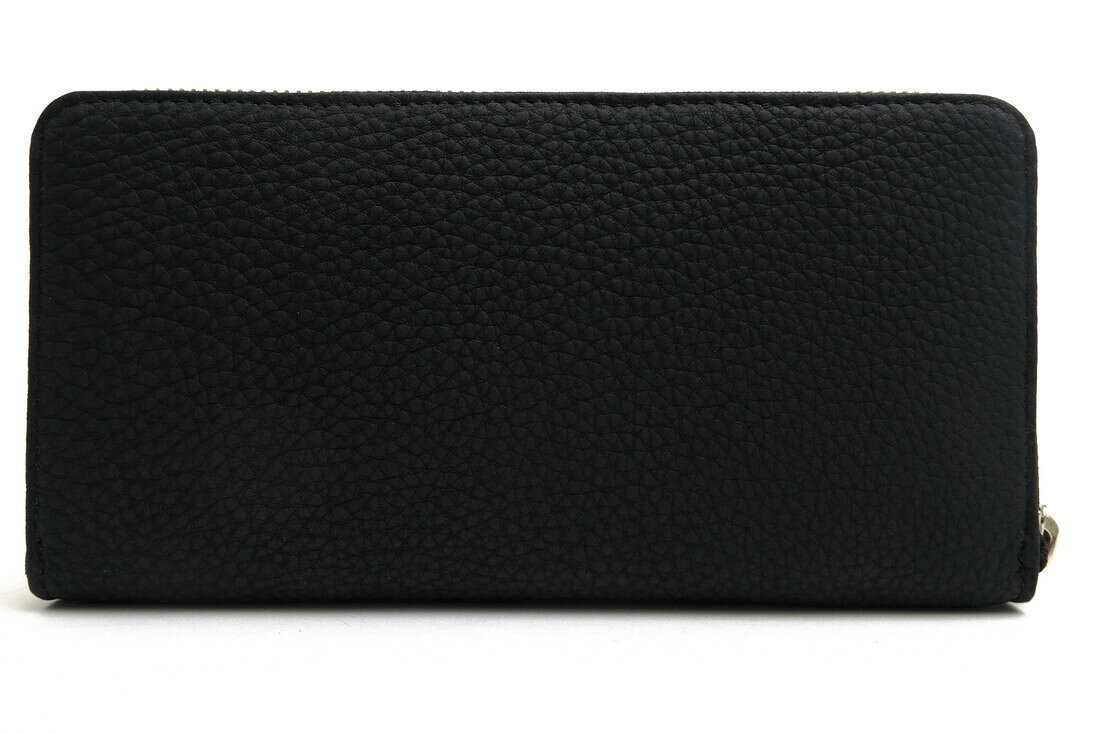 BRANDINGの全商品で利用可↓↓1%OFFクーポン↓↓FUJITAKA フジタカ 長財布 メンズ No.639607 Bubble Round Zip Wallet バブル デュプイ社 カーフ 牛革 ACCESSORIES商品説明FUJITAKA(フジタカ）の1つ1つの鞄は、主素材・金具・副資材の開発や、それらを日本人の好みや環境、時代のニーズに合わせてクリエイションしていくデザイナー、そして組み立て、形にしてゆく職人に至るまで、その全てに日本のエキスパートな技術が結ばれ、はじめて商品として完成されます。そこには、それぞれに伝承されている技があり、丁寧にハンドメイドで心を込めて作られています。日本の中で暮らしている私達が、持っていて心地のよい鞄、耐久性、機能性、軽量、そして匠の技が光るモダンで粋な鞄。メイド イン ジャパンでしか表現できない鞄を、自社工場で企画、物づくりをし、繊細な心配りと信頼の技を結集した鞄をFUJITAKA(フジタカ)は提案します。フランスを代表する名門タンナー、デュプイ社のカーフレザーを贅沢に採用したFUJITAKA ACCESSORIESの「Bubble」シリーズ。デュプイ社は最高級カーフ専門のタンナーとして知られ、厳選されたヨーロッパ産原皮を用い、繰り返しミーリング加工を施すことで、泡のように繊細で柔らかなシボを生み出しています。この独自の風合いこそが、シリーズ名「Bubble」の由来となっており、他にはないタッチ感と優しい表情が魅力です。内装には国産のヌメ革を組み合わせていて、片押しされたブランドロゴ下の金具には、「藤」「桜」「梅」「若竹」「小豆」「銀鼠」「臙脂」「漆喰」「漆黒」の、色を添えており、日本古来の美を表現。カード入れ、お札収納、小銭入れなど、収納スペースも充実したモデルです。商品詳細◆ブランド名　FUJITAKA◆サイズ詳細　横幅 約19cm、縦幅 約10cm、マチ 約2cm◆仕様　小銭入れ×1 カードポケット×19 お札入れ×2 フリーポケット×3◆特徴　小銭入れあり ラウンドジップ ラウンドファスナー シボ革 シュリンクレザー◆型番　No.639607 Bubble Round Zip Wallet バブル◆生産国　日本◆素材　上質な革 レザー◆素材詳細　デュプイ社製カーフレザー(牛革）、国産ヌメ革（牛革）◆色　ブラック 黒◆商品状態　中古品-非常に良い◆付属品　保存箱、タグ◆備考　FUJITAKA ACCESSORIES