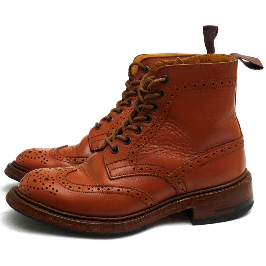 BRANDINGの全商品で利用可↓↓1%OFFクーポン↓↓Tricker's トリッカーズ レースアップブーツ レディース L2508 MALTON Brogue Boots モールトン 牛革 カーフ商品説明Tricker's（トリッカーズ）はジョセフ・トリッカーが1829年にイギリス・ノーサンプトンにて創業。チャールズ皇太子より英国御用達（ロイヤルワラント）の称号を授かる、老舗揃いの英国靴メーカーの中でもトップを守り続けるメーカーの一つである。特にカントリーブーツの人気が高く、チャールズ皇太子にも愛用されている。全て職人によるハンドメイドであり、1人の職人が最初から最後までの製造工程を受け持つベンチメイド手法が採られているのが特徴。グッドイヤー・ウェルト製法で作られるその靴は、耐久性、耐水性、歩行性能において「究極の実用靴」と名高い。また、様々なブランドの別注や、ダブルネームが多いのもトリッカーズの特徴の1つである。トリッカーズを代表するプロダクトであるカントリーブーツ。その代名詞となった「L2508 Malton モルトン」。ベンチメイドと呼ばれる一人の靴職人が一足を最初から最後まで担当する方法で作り上げられたこだわりの詰まった一足。ウィングチップの7アイレットブーツで、トゥ・キャップのメダリオンや、パーツごとに施されたブローギングがトラッドな印象。グッドイヤー・ウェルト製法で仕上られるダブル・ソールは、耐久性に富み、カントリー・ブーツだけに田舎道もガンガン歩けるぐらい頑丈。商品詳細◆ブランド名　Tricker's◆サイズ表記　UK4.5◆日本サイズ参考　約23.5cm◆サイズ詳細　アウトソール靴底全長 約27cm、アウトソール靴底幅 約10.5cm、ヒール高さ約3.5cm、ブーツ高さ 約16cm◆特徴　メダリオン ウイングチップ カントリーブーツ ウイングチップ グッドイヤーウェルト製法◆型番　L2508 MALTON Brogue Boots モールトン◆生産国　イギリス◆素材　上質な革 レザー◆素材詳細　カーフ（牛革）◆色　ブラウン 茶◆商品状態　中古品-良い◆付属品　保存箱