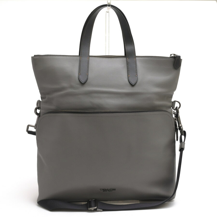 BRANDINGの全商品で利用可↓↓1%OFFクーポン↓↓COACH コーチ トートバッグ メンズ F50712 GRAHAM FOLDOVER TOTE グラハム フォールドオーバー スムースカーフレザー 牛革商品説明1941年、アメリカ、ニューヨークのマンハッタン、小さなロフトで生まれたコーチは、今や女性と男性のための洗練された高級ハンドバッグ、アクセサリー、ギフトを扱う、代表的なファッション・アクセサリー・ブラントになりました。シンプルでいて、機能的なバッグ。伝統のレザー商品から、新しい素材とレザーの組み合わせ、パステルカラーや原色などを積極的に取り入れ、スタイリッシュブランドへと変貌をとげた「COACH」。現在、世界25ヶ国以上の国々で事業を展開しているコーチは、「高い品質」「揺るぎない本物志向」「優れた価値」の伝統を忠実に守るグローバル・ブランドです。何十年もの間、コーチはクラフツマンシップの伝統を忠実に守り続けてきました。歴史と伝統に対するブランドの忠誠心は変わりません。コーチでは職人が中心にあり、彼らのクオリティへの献身がコーチ・ブランドを活気づけてきました。アメリカを代表する老舗ハンドバッグブランドとして、これからも世界中の人々に愛され続けていくことでしょう。しなやかなスムースカーフ素材に、コーチのブランド金具がアクセントになったモデル。ファスナー開閉のメイン収納には、A4サイズの書類も縦にしっかり入り、折りたたんでメッセンジャーバッグのようにしても使えます。商品詳細◆ブランド名　COACH◆サイズ詳細　横幅 約35cm、縦幅 約39cm、マチ 約7cm、ショルダー長さ最大 約140cm◆仕様　ポケット×3 ファスナーポケット×2 ペンホルダー×1◆特徴　A4サイズ収納可 2WAY ショルダーバッグ◆型番　F50712 GRAHAM FOLDOVER TOTE グラハム フォールドオーバー◆素材　上質な革 レザー◆素材詳細　スムースカーフレザー（牛革）◆色　グレー 灰色◆商品状態　中古品-良い◆付属品　ショルダーストラップ