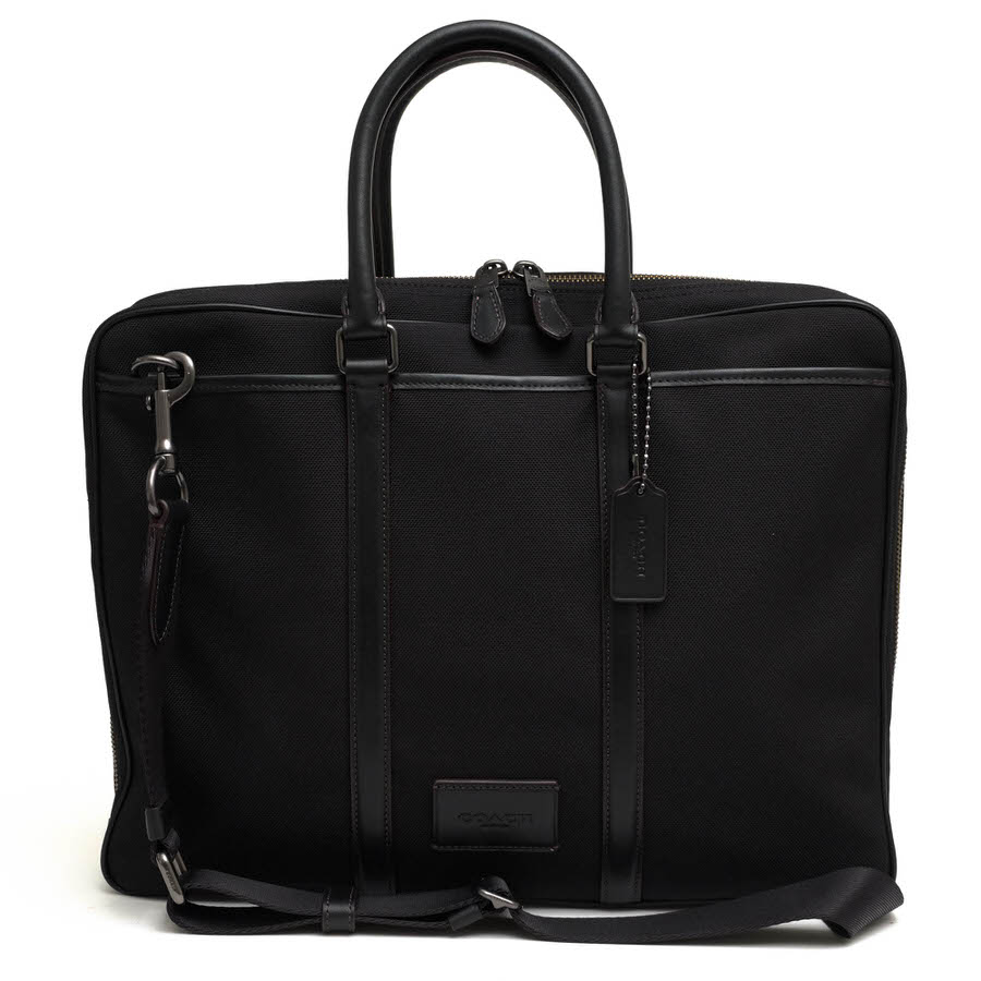 BRANDINGの全商品で利用可↓↓1%OFFクーポン↓↓COACH コーチ ビジネスバッグ メンズ 23808 Metropolitan Slim Brief メトロポリタン スリム ブリーフ CORDUARA コーデュラ社商品説明1941年、アメリカ、ニューヨークのマンハッタン、小さなロフトで生まれたコーチは、今や女性と男性のための洗練された高級ハンドバッグ、アクセサリー、ギフトを扱う、代表的なファッション・アクセサリー・ブラントになりました。シンプルでいて、機能的なバッグ。伝統のレザー商品から、新しい素材とレザーの組み合わせ、パステルカラーや原色などを積極的に取り入れ、スタイリッシュブランドへと変貌をとげた「COACH」。現在、世界25ヶ国以上の国々で事業を展開しているコーチは、「高い品質」「揺るぎない本物志向」「優れた価値」の伝統を忠実に守るグローバル・ブランドです。何十年もの間、コーチはクラフツマンシップの伝統を忠実に守り続けてきました。歴史と伝統に対するブランドの忠誠心は変わりません。コーチでは職人が中心にあり、彼らのクオリティへの献身がコーチ・ブランドを活気づけてきました。アメリカを代表する老舗ハンドバッグブランドとして、これからも世界中の人々に愛され続けていくことでしょう。軽くて丈夫なCORDURAファブリックナイロン素材と上質な牛革を組み合わせたスタイリッシュなモデル。ファスナーで開閉可能なメイン収納部には、スマートフォンポケット、多機能ポケットの他に、15インチラップトップ用の安全タブ付きスリーブポケットを備えています。商品詳細◆ブランド名　COACH◆サイズ詳細　横幅 約38cm、縦幅 約30cm、マチ 約7cm、ショルダー長さ最大 約130cm◆仕様　ファスナー開閉 外側ポケット2個(マグネット式) 内側ポケット4個(ファスナー式、オープン式) タブレットポケット1個 ◆特徴　2WAY ショルダーバッグ◆型番　23808 Metropolitan Slim Brief メトロポリタン スリム ブリーフ◆素材　上質なナイロン×革レザー◆素材詳細　CORDUARA コーデュラ社ナイロン◆色　ブラック 黒◆商品状態　中古品-非常に良い◆状態詳細　美品◆付属品　ショルダーストラップ