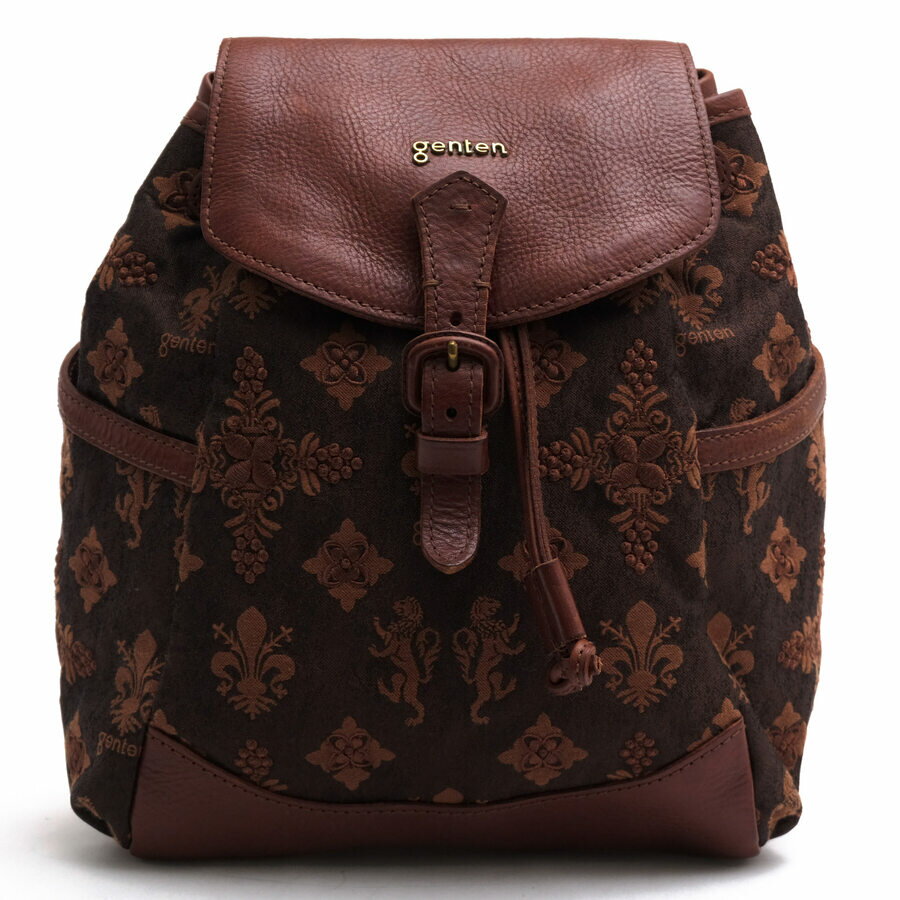 BRANDINGの全商品で利用可↓↓1%OFFクーポン↓↓genten ゲンテン リュック レディース Interacting Monogram インタラクティング モノグラム 高密度再生ポリエステル ベジタブルタンニン鞣し牛革商品説明環境に配慮し、新しいライフスタイルを提案するブランド。この会社のコンセプトは「原点」。人間も自然の一部であるという原点に立ち返り、3つのコンセプトに基づき製品開発をしております。1、環境に配慮する2、限りある資源を大切にする3、長く愛着の持てるものづくりを目指す。素材の特徴を引き出すような長く持てる上質なアイテムを展開しております。gentenが15周年を記念して特別に制作されたモノグラム柄リュックサック。伝統的な正倉院の柄と フィレンツェの象徴であるライオンとユリのマークを組み合わせたオリジナルのモノグラム柄のジャガード生地。このジャガードは、密度を高めて織り上げた再生ポリエステルを用いることで、綿糸の繊細な柄が際立ちます。フロントには光沢を放つ真鍮の切り文字ロゴが施され、高級感を一層高めています。内部はベルト開閉式で、安全性を保ちつつアクセスも容易。内側にはファスナー付きポケットを備え、外側には両サイドポケットがあります。商品詳細◆ブランド名　genten◆サイズ詳細　横幅(下部） 約22cm、縦幅 約26cm、マチ 約7cm◆仕様　ベルト開閉、内側革紐巾着、内側ファスナー付きポケット×1、外側両サイドポケット◆特徴　モノグラム デイパック◆型番　Interacting Monogram インタラクティング モノグラム◆素材　上質なポリエステル×革レザー◆素材詳細　高密度再生ポリエステル × ベジタブルタンニン鞣し牛革◆色　ブラウン 茶◆商品状態　中古品-良い◆備考　genten15周年記念モデル