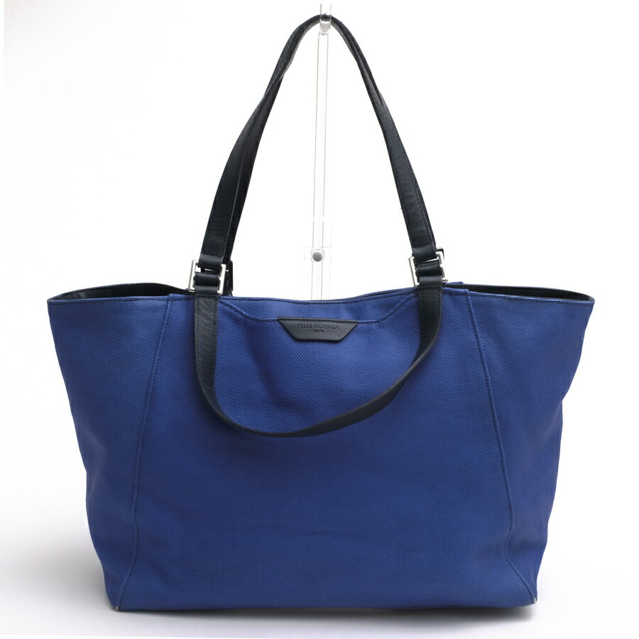 BRANDINGの全商品で利用可↓↓1%OFFクーポン↓↓PELLE MORBIDA ペッレモルビダ トートバッグ メンズ PMO-CT001 Cinque Terre チンクエ・テッレ 牛革商品説明ジャパンメイドによる革を贅沢に使ったエレガントな薫りあふれるバッグコレクションを展開する〈PELLE MORBIDA／ペッレ モルビダ〉。数ある旅路のなかでも最も優雅とされる船旅をイメージしたというプロダクトは、随所に優雅さを表現したディテールを盛り込み、大人が持ってこそサマになる仕上がりに。重厚な見た目とは裏腹の軽さを纏ったシュリンクレザー、ハンドバッグ職人が生む華麗なカービングステッチ、オリジナル金具や、ホイッスルといったギミックなどなど。ブランド名は往年の名優、デボラ・カーの美しい柔肌からインスパイアされたもの。伊語で「柔らかな肌」を意味しています。ディレクションを担当するのは、『LEON』や『OCEANS』とったメンズファッション誌で辣腕を揮った干場義雅氏。イタリアの世界遺産「チンクエ・テッレ」にインスパイアを得て生まれた、ペッレモルビダの限定コレクション「チンクエ・テッレ」。5つの小さな村が織りなす美しい街並みと、地中海沿岸の自然風景を反映した色鮮やかなトートバッグは、リゾート気分を感じさせながらも高い機能性を誇ります。経糸と緯糸の色差でシャンブレー調の奥行きを出した日本製の厚手キャンバス生地に、半透過のポリウレタンシートを貼り付け、強力に締め上げることで凹凸を残しながら独特なかすれ感を表現。内外に複数のポケットを備えた構造で、スマートフォンやパスケースの収納にも対応。大きく開く開口部と、荷物が出し入れしやすい設計は、デイリーユースから旅行まで幅広いシーンに対応します。商品詳細◆ブランド名　PELLE MORBIDA◆サイズ詳細　横幅(下部)約35cm、縦幅 約28cm、マチ 約16cm◆仕様　内側ファスナーポケット×1、内側オープンポケット×3、外側オープンポケット×2◆特徴　肩掛け ワンショルダーバッグ◆型番　PMO-CT001 Cinque Terre チンクエ・テッレ◆生産国　日本◆素材　上質なコットン×革レザー◆素材詳細　コットン（ポリウレタン加工）、牛革◆色　ブルー 青◆商品状態　中古品-良い