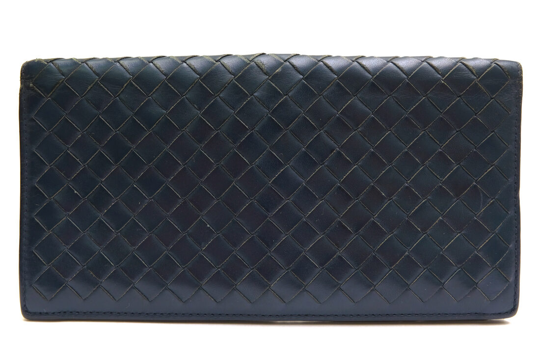 BRANDINGの全商品で利用可↓↓1%OFFクーポン↓↓BOTTEGA VENETA ボッテガヴェネタ 長財布 メンズ 356011 V4651 イタリアンカーフスキン 牛革商品説明柔らかメッシュバッグの人気に火をつけた「イントレチャートライン」の元祖でもあり、イタリアはヴェネツィアの伝統と歴史ある高級革製品ブランド「ボッテガ・ヴェネタ」。ヴェネチア地方の産物である革製品の職人技は、世界的な評価も高く、その歴史の中でもボッテガヴェネタはそれ無しでは語れないというほど圧倒的な存在感を見せ付けています。そのボッテガ（工房）の名の通り、手作業による滑らかななめし革の革紐を用いて編みこまれたイントレチャートと言う技法を用いたバッグや財布、靴はとても評価されており、確かな職人技に支えられた上質な仕上がりは、流行に左右されない憧れの逸品として、質の良いオシャレな革製品を求める賢い現代女性に支持されています。2001年にグッチ・グループの傘下に入り、以後知名度は一気に高まり、本国イタリアから海外へショップを展開する知名度の高いブランドへと発展しました。さりげなくも上質を味わえる、一流ブランドのバッグは使うたびに愛着を深めてくれるブランドです。ブランドの代名詞のイントレチャートは、滑らかな肌触りと独特の光沢感がある上質な革を丁寧に編み込んだ手の込んだデザイン。素材に柔らかなカーフを採用した定番モデル。スッキリとした見た目の長財布には小銭入れがなく、薄型でスマートなフォルム。ビジネスユースに最適なデザインです。商品詳細◆ブランド名　BOTTEGA VENETA◆サイズ詳細　横幅 約18.5cm、縦幅 約10cm、マチ 約1cm◆仕様　二つ折り開閉式 内側 札入れ×1、カード入れ×12◆特徴　メッシュ・イントレチャート 小銭入れなし 札入れ 定番◆型番　356011 V4651◆生産国　イタリア◆素材　上質な革 レザー◆素材詳細　イタリアンカーフスキン（牛革）◆色　ネイビー 紺◆商品状態　中古品-可◆状態詳細　編み込みの革端に若干の毛羽立ちやスレがあります（画像参照）