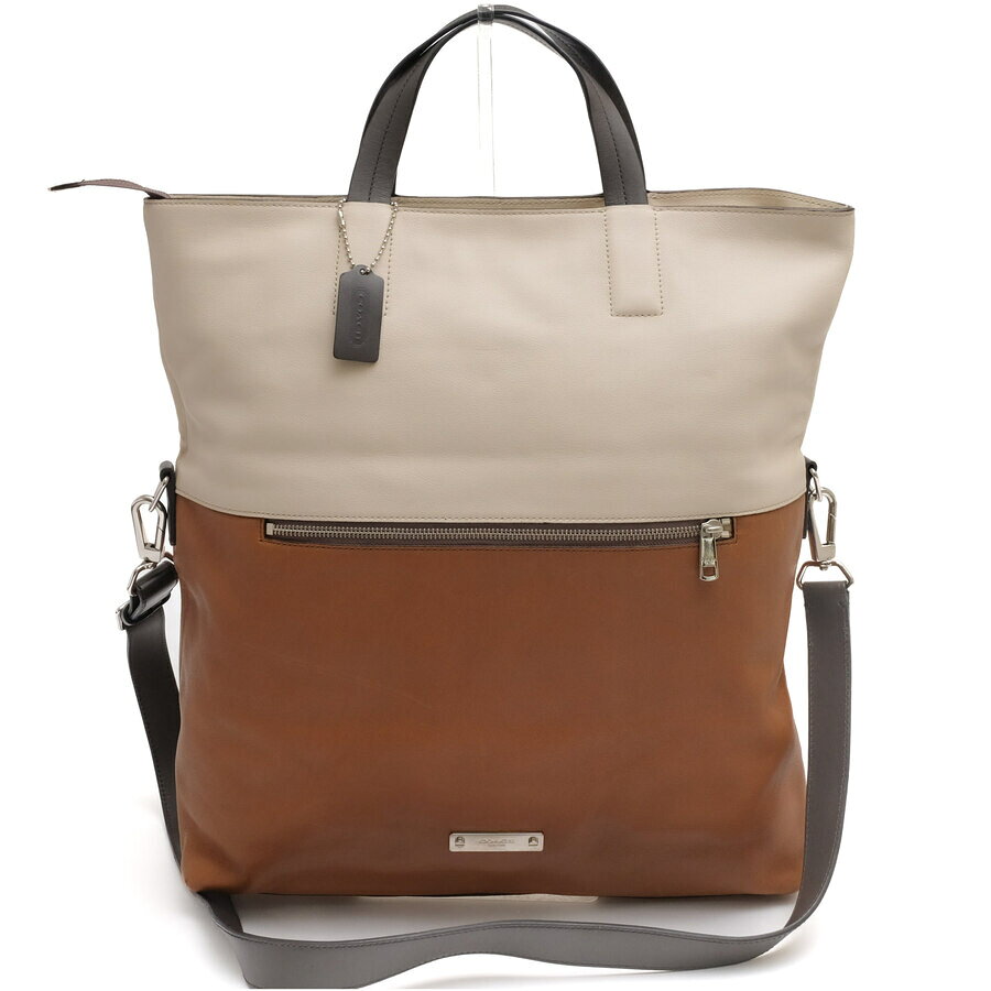 BRANDINGの全商品で利用可↓↓1%OFFクーポン↓↓COACH コーチ トートバッグ メンズ 71292 Thompson colorblock foldover tote トンプソンカラー ブロック フォルドオーバー 牛革 カーフ商品説明1941年、アメリカ、ニューヨークのマンハッタン、小さなロフトで生まれたコーチは、今や女性と男性のための洗練された高級ハンドバッグ、アクセサリー、ギフトを扱う、代表的なファッション・アクセサリー・ブラントになりました。シンプルでいて、機能的なバッグ。伝統のレザー商品から、新しい素材とレザーの組み合わせ、パステルカラーや原色などを積極的に取り入れ、スタイリッシュブランドへと変貌をとげた「COACH」。現在、世界25ヶ国以上の国々で事業を展開しているコーチは、「高い品質」「揺るぎない本物志向」「優れた価値」の伝統を忠実に守るグローバル・ブランドです。何十年もの間、コーチはクラフツマンシップの伝統を忠実に守り続けてきました。歴史と伝統に対するブランドの忠誠心は変わりません。コーチでは職人が中心にあり、彼らのクオリティへの献身がコーチ・ブランドを活気づけてきました。アメリカを代表する老舗ハンドバッグブランドとして、これからも世界中の人々に愛され続けていくことでしょう。柔らかい上質なカーフレザーを使用、お洒落なバイカラーで仕上げスタイリングのアクセントを添えます。取り外し可能なショルダーストラップ付きで、肩掛けができるので荷物が多くなっても両手が使えて便利。Dカンがやや中央に付けられているので、上部を折り返してフラップのついたメッセンジャーバッグ風に持つことも可能な作りです。商品詳細◆ブランド名　COACH◆サイズ詳細　横幅 約37cm、縦幅 約45cm、マチ 約7cm、ショルダー長さ 約100cm◆仕様　ポケット×2 ファスナーポケット×1 スマホ収納×1 ペンホルダー×4◆特徴　2WAY ショルダーバッグ バイカラー◆型番　71292 Thompson colorblock foldover tote トンプソンカラー ブロック フォルドオーバー◆素材　上質な革 レザー◆素材詳細　牛革（カーフレザー）◆色　オフホワイト 白◆商品状態　中古品-良い◆付属品　ショルダーストラップ◆備考　ブラック×ブラウン