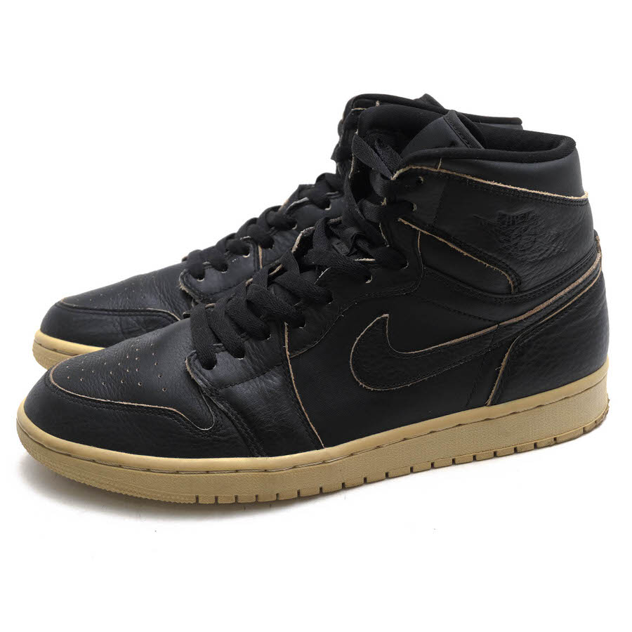 BRANDINGの全商品で利用可↓↓1%OFFクーポン↓↓NIKE ナイキ ハイカットスニーカー メンズ AA3993-021 Air Jordan 1 Retro High Desert Sand 商品説明元々オニツカタイガーのスニーカーの販売をアメリカで販売していましたが、1971年に自社ブランドとしてスタートさせたのが、NIKEの始まりです。NIKE(ナイキ)という名前の由来は、ブルーリボンスポーツ社の社員の一人である、ジェフ・ジョンソンが夢で見たギリシャ神話の勝利の女神「ニーケー（nike)」からです。そしてワッフルソールを利用したスニーカーがアメリカで大ヒットすると同時に、自社ブランド名であったNIKE(ナイキ)をそのまま社名に変更したのです。スニーカー界の世紀の大発明といっても過言ではないこのソールシステムで、NIKEは一流企業へと成長したと言っても良いでしょう。製品としては「オレゴンワッフル」や「ワッフルトレーナー」があります。プレミアムなブラックレザーのアッパーに、アウトソールとアッパー全体にさりげないディテールに「デザート サンド」を使用した「Air Jordan 1 Retro High」。シンプルなカラーリングなので、コーディネートに合わせやすいモデルです。タンには Nike Air のロゴではなく、黒革のジャンプマンロゴが使用されています。商品詳細◆ブランド名　NIKE◆サイズ表記　US9◆日本サイズ参考　約27.0cm◆サイズ詳細　アウトソール 約29cm ワイズ 約10.5cm ヒール 約3cm ブーツ高さ 約15.5cm◆特徴　定番◆型番　AA3993-021 Air Jordan 1 Retro High Desert Sand◆素材　上質な革 レザー◆素材詳細　甲：天然皮革、人工皮革、合成繊維 底：ゴム底◆色　ブラック 黒◆商品状態　中古品-良い◆状態詳細　ヒール修理跡あり。