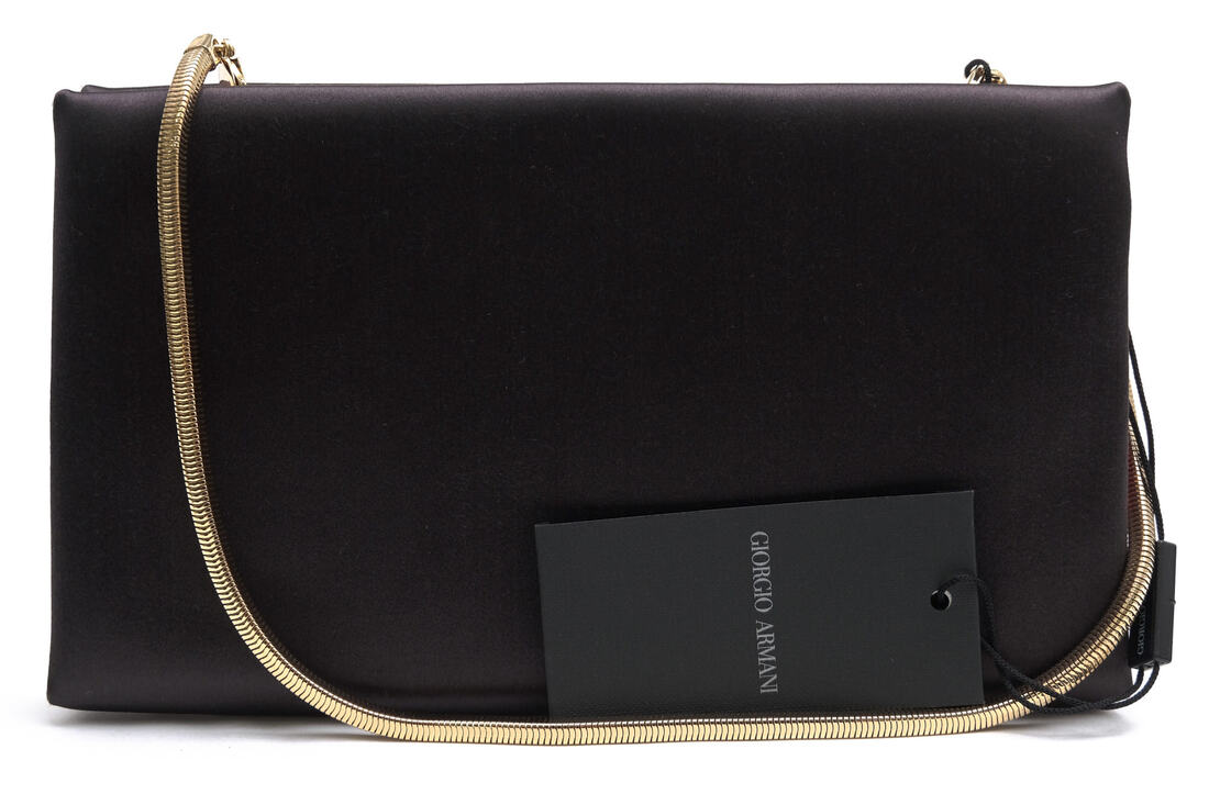 BRANDINGの全商品で利用可↓↓1%OFFクーポン↓↓GIORGIO ARMANI アルマーニ セカンドバッグ/クラッチバッグ レディース YGWL02 YD306 POCHETTE RASO サテン 冠婚葬祭 フォーマルバッグ商品説明1975年に「GIORGIO ARMANI」を立ち上げ、ゆるぎない人気を誇るブランド。デザインコンセプトとして「あくまでもナチュラルで余分な装飾を廃し、シンプルなライフスタイルを貫く」。高級感と、時代を超えたエレガンスがあり、究極のモダニズムが宿っているモデルラインは世界中の人々から絶大なる支持を得ています。2010年よりアイウェアコレクションを発表し、Frame of Life がステージに再び。生活のシーンを彩るメガネを作り続けています。ファションにとどまらず香水、コスメ、アクセサリーと、多才な魅力を発揮し続けています。イタリアの職人によって仕立てられた特別なシーンにふさわしい洗練されたパーティーバッグ。外装には艶やかなラサ（サテン）を贅沢に用い、光の角度によって微妙に変化する表情を楽しむことができます。内装のフューシャピンクが鮮烈なコントラストを描き、持つ人の所作を一層華やかに引き立てます。がま口の構造を取り入れつつ、フレームのメタル部分には上質なゴールドトーンが施され、ジュエリーのような輝きを放ちながら、バッグ全体をエレガントにまとめています。シンプルなオープンポケットを備えることで、必要最低限の収納力を確保。小物やリップスティックをスマートに収めることができます。商品詳細◆ブランド名　GIORGIO ARMANI◆サイズ詳細　横幅 約22.5cm、縦幅 約13.5cm、マチ 約2.5cm◆仕様　チェーンショルダーバッグ、がま口開閉◆特徴　パーティーバッグ 2WAY ショルダーバッグ◆型番　YGWL02 YD306 POCHETTE RASO◆生産国　イタリア◆素材　上質なシルク◆素材詳細　サテン◆色　グレー 灰色◆商品状態　中古品-ほぼ新品◆状態詳細　未使用品◆付属品　保存袋、ショルダーストラップ