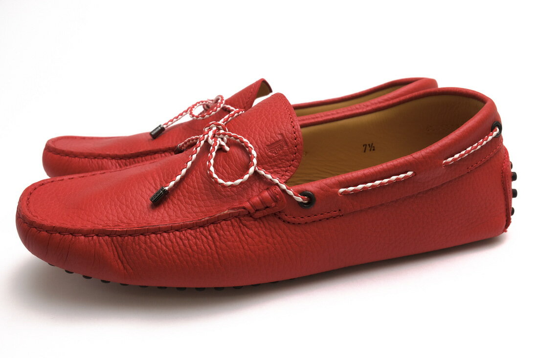 BRANDINGの全商品で利用可↓↓1%OFFクーポン↓↓TOD'S トッズ ドライビングシューズ メンズ XXM0GW05473EK09997 NEW GOMMINI 122 MY COLORS TIE ゴンミーニ カーフレザー 牛革商品説明上質な素材に定評がある、イタリア発のセレブ御用達ブランド、トッズ。1920代イタリア創業の老舗は、これまでにドライビングシューズ「ゴンミーノ・モカシン」をはじめとした数々の定番商品を生み出し、イタリアならではの伝統の製法や素材へのこだわりは現在でも受け継がれ、世界有数のレザーグッズブランドとして君臨しつづけています。厳選された最高のレザー、伝統の職人技、そして洗練されたモダンなデザインを極めてきました。トッズのアイコンであるドライビングシューズ、ゴンミーニ。なめらかなカーフ素材に、ソールには、ブランドの象徴でもある「ラバーペブル（ゴム突起）」を配置し、グリップ力と衝撃吸収性を高めています。カジュアルながらも上品な定番モデルです。様々なスタイルに合わせやすくコーディネイトの幅も広がります。商品詳細◆ブランド名　TOD'S◆サイズ表記　UK7.5◆日本サイズ参考　約26.0-26.5cm◆サイズ詳細　アウトソール全長 約28cm、アウトソール幅最大 約9cm、ヒール高さ 約0.5cm◆特徴　タッセルローファー型 スリッポン 定番◆型番　XXM0GW05473EK09997 NEW GOMMINI 122 MY COLORS TIE ゴンミーニ◆生産国　イタリア◆素材　上質な革 レザー◆素材詳細　カーフレザー（牛革）◆色　レッド 赤◆商品状態　中古品-非常に良い◆状態詳細　全体的に良好な状態ですが、かかと部分にスレ跡あり（画像4参照）◆付属品　保存箱、保存袋
