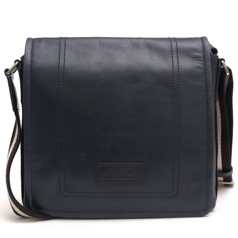 BRANDINGの全商品で利用可↓↓1%OFFクーポン↓↓BALLY バリー ショルダーバッグ メンズ TERLAGO 牛革 カーフ商品説明クオリティとエレガンスで有名なラグジュアリーブランド、バリーは、1851年にスイスで創業された老舗ブランド。シューズとアクセサリー、そしてレディ・トゥ・ウエアで知られるコレクションは、洗練されたスタイルともっとも優れた職人技、そして最高の素材を融合させ、リラックス感のあるエレガンスを作り出しています。今日でもバリーは世界でもっとも古くからあるラグジュアリー・ブランドとして台頭しており、そのビジネスは年々強くなっています。シンプルな中にも高級感と品を感じさせるオールレザー仕上げのショルダーバック。太めのショルダー部分はバリーストライプがアクセントになり、とてもお洒落。フラップタイプで中身が見えず安心です。収納力抜群で普段使いにはもちろん、通勤にもオススメです。商品詳細◆ブランド名　BALLY◆サイズ詳細　横幅 約27cm、縦幅 約25cm、マチ 約7cm、ショルダー長さ最大 約125cm◆仕様　ポケット×3 ファスナーポケット×1◆特徴　バリーストライプ メッセンジャーバッグ◆型番　TERLAGO◆素材　上質な革 レザー◆素材詳細　カーフ（牛革）◆色　ネイビー 紺◆商品状態　中古品-良い◆付属品　保存袋