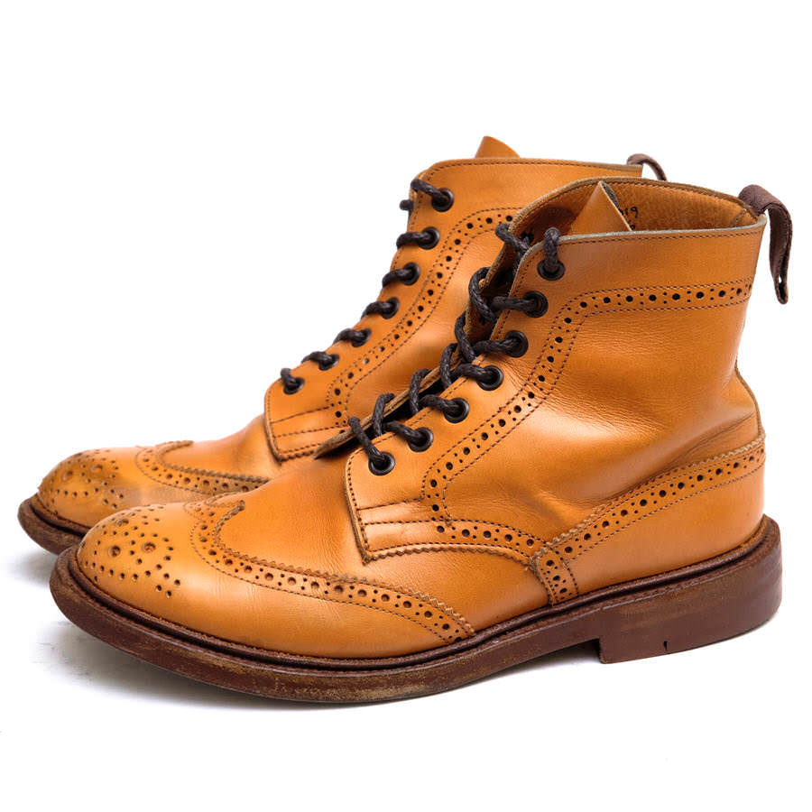 BRANDINGの全商品で利用可↓↓1%OFFクーポン↓↓Tricker's トリッカーズ ブーツ レディース L5676 STEPHY カントリーブーツ ダブルソール グッドイヤーウェルト製法商品説明Tricker's（トリッカーズ）はジョセフ・トリッカーが1829年にイギリス・ノーサンプトンにて創業。チャールズ皇太子より英国御用達（ロイヤルワラント）の称号を授かる、老舗揃いの英国靴メーカーの中でもトップを守り続けるメーカーの一つである。特にカントリーブーツの人気が高く、チャールズ皇太子にも愛用されている。全て職人によるハンドメイドであり、1人の職人が最初から最後までの製造工程を受け持つベンチメイド手法が採られているのが特徴。グッドイヤー・ウェルト製法で作られるその靴は、耐久性、耐水性、歩行性能において「究極の実用靴」と名高い。また、様々なブランドの別注や、ダブルネームが多いのもトリッカーズの特徴の1つである。トリッカーズを代表するプロダクトであるカントリーブーツ。ウィングチップの7アイレットブーツで、アッパーに施されたブローギングトラッドな印象。ベンチメイドと呼ばれる一人の靴職人が一足を最初から最後まで担当する方法で作り上げられたこだわりの詰まった一足。グッドイヤー・ウェルト製法で仕上られるダブル・ソールは、耐久性に富み、カントリー・ブーツだけに田舎道もガンガン歩けるぐらい頑丈。商品詳細◆ブランド名　Tricker's◆サイズ表記　UK4◆日本サイズ参考　約23.0cm◆サイズ詳細　アウトソール 約27cm ワイズ 約10.2cm ヒール 約2.5cm ブーツ高さ 約15cm◆仕様　ダブルソール グッドイヤーウェルト製法◆型番　L5676◆生産国　イギリス◆素材　上質な革 レザー◆色　ブラウン 茶◆商品状態　中古品-良い◆状態詳細　ヒール修理済◆備考　エイコーンアンティーク