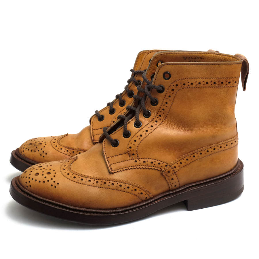 BRANDINGの全商品で利用可↓↓1%OFFクーポン↓↓Tricker's トリッカーズ レースアップブーツ レディース L5180 MALTON モールトン Brogue Boots カーフ 牛革商品説明Tricker's（トリッカーズ）はジョセフ・トリッカーが1829年にイギリス・ノーサンプトンにて創業。チャールズ皇太子より英国御用達（ロイヤルワラント）の称号を授かる、老舗揃いの英国靴メーカーの中でもトップを守り続けるメーカーの一つである。特にカントリーブーツの人気が高く、チャールズ皇太子にも愛用されている。全て職人によるハンドメイドであり、1人の職人が最初から最後までの製造工程を受け持つベンチメイド手法が採られているのが特徴。グッドイヤー・ウェルト製法で作られるその靴は、耐久性、耐水性、歩行性能において「究極の実用靴」と名高い。また、様々なブランドの別注や、ダブルネームが多いのもトリッカーズの特徴の1つである。トリッカーズを代表するプロダクトであるカントリーブーツ。ウィングチップの7アイレットブーツで、アッパーに施されたブローギングトラッドな印象。ベンチメイドと呼ばれる一人の靴職人が一足を最初から最後まで担当する方法で作り上げられたこだわりの詰まった一足。グッドイヤー・ウェルト製法で仕上られるダブル・ソールは、耐久性に富み、カントリー・ブーツだけに田舎道もガンガン歩けるぐらい頑丈。商品詳細◆ブランド名　Tricker's◆サイズ表記　UK5◆日本サイズ参考　約24.0cm◆サイズ詳細　アウトソール靴底全長 約27.3cm、アウトソール靴底幅 約10cm、ヒール高さ約3cm、ブーツ高さ 約15cm◆特徴　ダブルソール カントリーブーツ ウイングチップ グッドイヤーウェルト製法◆型番　L5180 MALTON モールトン Brogue Boots◆生産国　イギリス◆素材　上質な革 レザー◆素材詳細　カーフ（牛革）◆色　ブラウン 茶◆商品状態　中古品-良い◆状態詳細　ヒール修理済み。シューレース交換済み