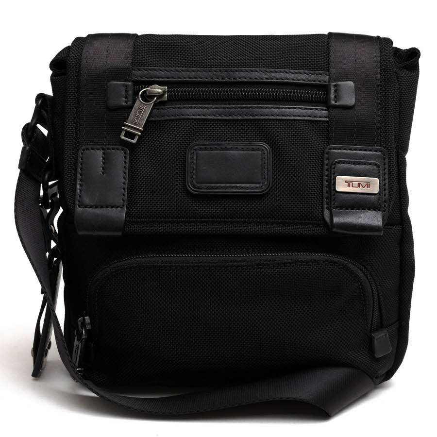 BRANDINGの全商品で利用可↓↓1%OFFクーポン↓↓TUMI トゥミ ショルダーバッグ メンズ 22306DH ALPHA BRAVO BARSTOW CROSS BODY バーストークロスボディ バリスティックナイロン ナパレザー 牛革商品説明TUMIは、トラベル・ビジネスをはじめとするインターナショナルなライフスタイルブランドです。国内ではビジネスバッグとしてビジネスマンからの人気の高いブランドです。1975年の創業以来、優れたデザインと卓越した機能性を追求してきた結果、TUMIは世界中で最も厳しい目を持つ人に選ばれるブランドです。そのため、見た目のデザイン性はもちろんですが、使ってみると素材感や使い勝手の良さ、そして丈夫であることがわかります。TUMIは、様々なトラベルのスタイルやライフシーンを想定し、トラベルバッグ、ビジネスバッグ、レディースバッグ、レザーグッズ、アクセサリー、エレクトロニクス商品、ペンからギフトにいたるまで様々な製品を展開しています。「高い機能性」と「モダンなデザイン」というトゥミのブランドコンセプトを体現したコレクションを、定期的に発表しています。TUMIは、そのデザインや画期的な技術により、25を超える特許を取得しています。また、トラベルおよびビジネス分野における最優秀商品であるとの評価を常に得ています。通常のナイロンの5倍の強度を持ち、防弾ジョッキにも使用される、耐久性のあるバリスティックナイロンを使用されたバーストークロスボディ。細かなツールを収納できるポケットやデイリーユースや旅先など、シーンを選ばず活躍してくれます。商品詳細◆ブランド名　TUMI◆サイズ詳細　横幅 約21cm、縦幅 約24cm、マチ 約4.5cm、ショルダー長さ最大 約145cm◆仕様　ファスナーポケット×3 ポケット×4 カードポケット×2 ペンホルダー×2◆特徴　フラップ式 ボディバッグ◆型番　22306DH ALPHA BRAVO BARSTOW CROSS BODY バーストークロスボディ◆素材　上質なナイロン×革レザー◆素材詳細　FXTバリスティックナイロン × ナパレザー（牛革）◆色　ブラック 黒◆商品状態　中古品-良い