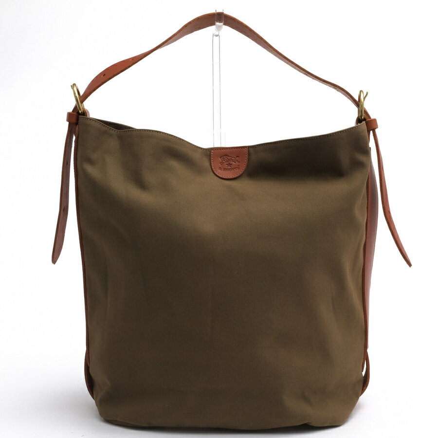 BRANDINGの全商品で利用可↓↓1%OFFクーポン↓↓IL BISONTE イルビゾンテ ショルダーバッグ メンズ 5432404920 コットンキャンバス 牛革 スムースレザー商品説明ワニー・ディ・フィリッポ(Wanny Di Filippo)がデザインし、ナチュラルなレザーとバッファローのマークで長年にわたり、多くのファンに愛され続けているイタリア・フィレンツェのレザーブランド「IL BISONTE(イル ビゾンテ)」。イタリアの良質なナチュラルレザーを使用しており、使えば使うほどに風合いを増し、持つ人の個性を反映します。職人によるハンドメイドで作られたぬくもりある製品は世界中の本物志向のファンに愛され続けています。上質なコットンキャンバスとイタリア産スムースレザーを組み合わせ、長年愛用できるショルダーバッグ。シンプルなデザインに、フロントのロゴ入りのレザーパッチがアクセントに。ショルダーストラップと各所のトリムには植物タンニンなめしのレザーを採用。エイジングによる色艶の変化が魅力で、革本来の表情を残す仕上がりです。内装には整理しやすいポケットが配され、日常使いに適した実用性も備えています。商品詳細◆ブランド名　IL BISONTE◆サイズ詳細　横幅(下部)約30cm、縦幅 約35cm、マチ 約18cm◆仕様　マグネット開閉 内側：ファスナーポケット×1、カードポケット×1◆特徴　ユニセックス 男女兼用◆型番　5432404920◆生産国　イタリア◆素材　上質なコットン×革レザー◆素材詳細　コットンキャンバス、牛革（スムースレザー）◆色　オリーブ・カーキ◆商品状態　中古品-良い