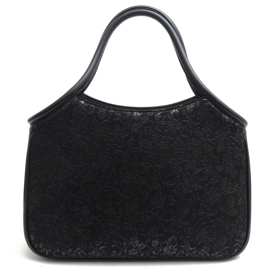 BRANDINGの全商品で利用可↓↓1%OFFクーポン↓↓INDEN-YA 印傳屋 印伝 ハンドバッグ レディース No.6339 39手提げ ディアスキン 鹿革商品説明甲州印伝は、甲州(山梨県)で400年以上にわたり伝承されてきた鹿革に漆で模様付けした伝統工芸品で、経済産業省の伝統的工芸品にも認定されております。江戸時代、遠祖上原勇七（現十三代）がこの技法を考案し、近年まで門外不出とされ代々の家長上原勇七のみに口伝で伝承されてきました。印傳屋は天正十年（1582年）の創業以来、甲州印伝の総本家として現存する最古の印伝細工業者です。軽くしなやかな鹿革は戦国時代には武将たちの戦装束を彩り、江戸時代以降は上層階級や粋人たちに愛用されてきました。国外でも愛好者が多く、海外のラグジュアリー・ブランドとのコラボレーションや2012年より海外向けのオリジナルブランド「INDEN NEW YORK」をアメリカ（ニューヨーク）、フランス（パリ）で発表し好評を博すなど甲州印伝は古来の技をかたくなに守りつつも、時代の流れにあわせて変化してきました。印傳屋は独自の技法と伝統は守りつつ、「甲州発、日本の魅力を世界へ」をテーマに積極的に海外展開を行うことで、より多くのお客様に質の高い製品を提供し続けます。伝統的な印伝で模様を施し、クラシカルな佇まいが高級感たっぷりの印傳屋のハンドバッグ。和装にも洋装にも似合う、大人の女性にぴったりの本格的なアイテムです。商品詳細◆ブランド名　INDEN-YA◆サイズ詳細　横幅28cm、縦幅19.5cm、マチ10.5cm◆仕様　アオリ式 内側ポケット2、ファスナーポケット1 外側ファスナーポケット1◆特徴　漆塗り◆型番　No.6339 39手提げ◆生産国　日本◆素材　上質な革 レザー◆素材詳細　鹿革（ディアスキン）◆色　ブラック 黒◆商品状態　中古品-良い