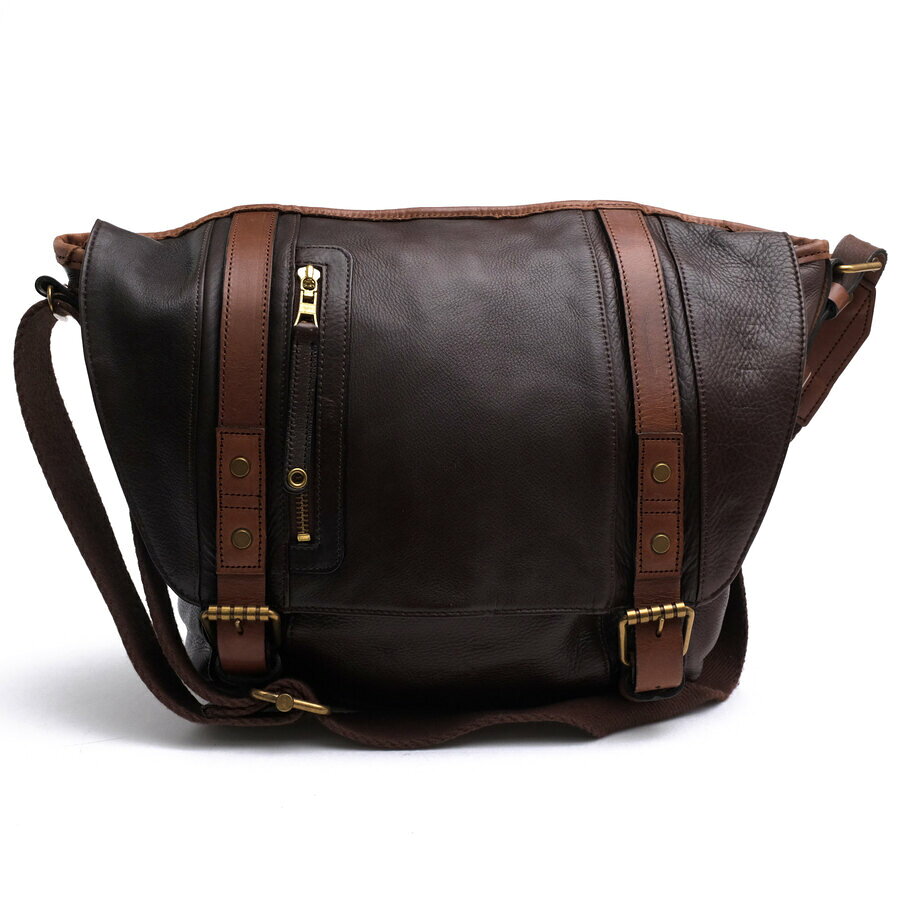 BRANDINGの全商品で利用可↓↓1%OFFクーポン↓↓master-piece マスターピース ショルダーバッグ メンズ FOLD ベジタブルタンニン鞣し牛革商品説明メイドインジャパンバッグブランドのmaster- piece（マスターピース）は、メンズのバックがまだファッションとして確立されていなかった1994 年にスタートしました。以後メンズカジュアルバッグをファッションのジャンルのひとつとして考え、時代のニーズと自分たちのアイデンティティを持って数々のシリーズをリリースしてきました。ブランド創立14 年目の2008 年、現在の深刻な日本の工場事情に一石を投じるべく自社工場 BASE OSAKA（ベース オオサカ）を設立。背景までみえるものづくりとファッションとのリンク、そしてメイドインジャパンをブランドの誇りとして掲げているのには、長年日本の工場、職人の問題に向き合ってきたmaster-piece ならではの理由があります。厚みのあるレザーを鞣す段階でオイルを多めに使用し、柔らかい質感の下地に仕上げ、染料で色付けしています。その後バフ加工で表面にオイルを馴染ませ毛穴を塞ぐことにより、タッチ感がよくなります。さらにこなしの作業を加え、よりソフトに仕上がっています。付属には4mm厚ピット層鞣しのベジタブルタンニンのヌメ革を使用しているため、使い込む程に表情が変化します。商品詳細◆ブランド名　master-piece◆サイズ詳細　横幅(下部） 約27cm、縦幅 約27cm、マチ 約13.5cm、ショルダー長さ最大 約115cm◆仕様　外側：ファスナーポケット×1 内側：ファスナーポケット×1◆特徴　クロスボディ メッセンジャーバッグ シボ革 シュリンクレザー◆型番　FOLD◆生産国　日本◆素材　上質な革 レザー◆素材詳細　表地・付属：牛革 (ベジタブルタンニンレザー 植物由来)、裏地：コットン100%◆色　ダークブラウン 焦げ茶◆商品状態　中古品-良い