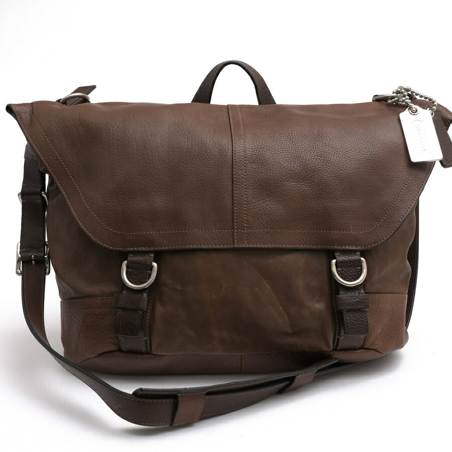 BRANDINGの全商品で利用可↓↓1%OFFクーポン↓↓COACH コーチ ショルダーバッグ メンズ 70357 Bleecker Medium Messenger ブリーカー 牛革商品説明1941年、アメリカ、ニューヨークのマンハッタン、小さなロフトで生まれたコーチは、今や女性と男性のための洗練された高級ハンドバッグ、アクセサリー、ギフトを扱う、代表的なファッション・アクセサリー・ブラントになりました。シンプルでいて、機能的なバッグ。伝統のレザー商品から、新しい素材とレザーの組み合わせ、パステルカラーや原色などを積極的に取り入れ、スタイリッシュブランドへと変貌をとげた「COACH」。現在、世界25ヶ国以上の国々で事業を展開しているコーチは、「高い品質」「揺るぎない本物志向」「優れた価値」の伝統を忠実に守るグローバル・ブランドです。何十年もの間、コーチはクラフツマンシップの伝統を忠実に守り続けてきました。歴史と伝統に対するブランドの忠誠心は変わりません。コーチでは職人が中心にあり、彼らのクオリティへの献身がコーチ・ブランドを活気づけてきました。アメリカを代表する老舗ハンドバッグブランドとして、これからも世界中の人々に愛され続けていくことでしょう。コーチの定番であるブリーカーコレクションは、創業以来コーチが育んできたレザーに対するこだわりを結集して、さらにそこにシグネチャーを代表とする現代的要素をプラスしたクラシックとコンテンポラリーが融合したコレクション。堅牢な作りなだけではなく、ポケットやデジタル機器を収納するスペースなど、現代に合わせた機能的な作りにも定評があります。商品詳細◆ブランド名　COACH◆サイズ詳細　横幅 約37cm、縦幅 約30cm、マチ 約14cm、ショルダー長さ最大 約135cm◆仕様　ポケット×6 ファスナーポケット×2◆特徴　フラップ式 メッセンジャーバッグ シボ革 シュリンクレザー ウォッシュ加工◆型番　70357 Bleecker Medium Messenger ブリーカー◆素材　上質な革 レザー◆素材詳細　牛革◆色　ダークブラウン 焦げ茶◆商品状態　中古品-良い