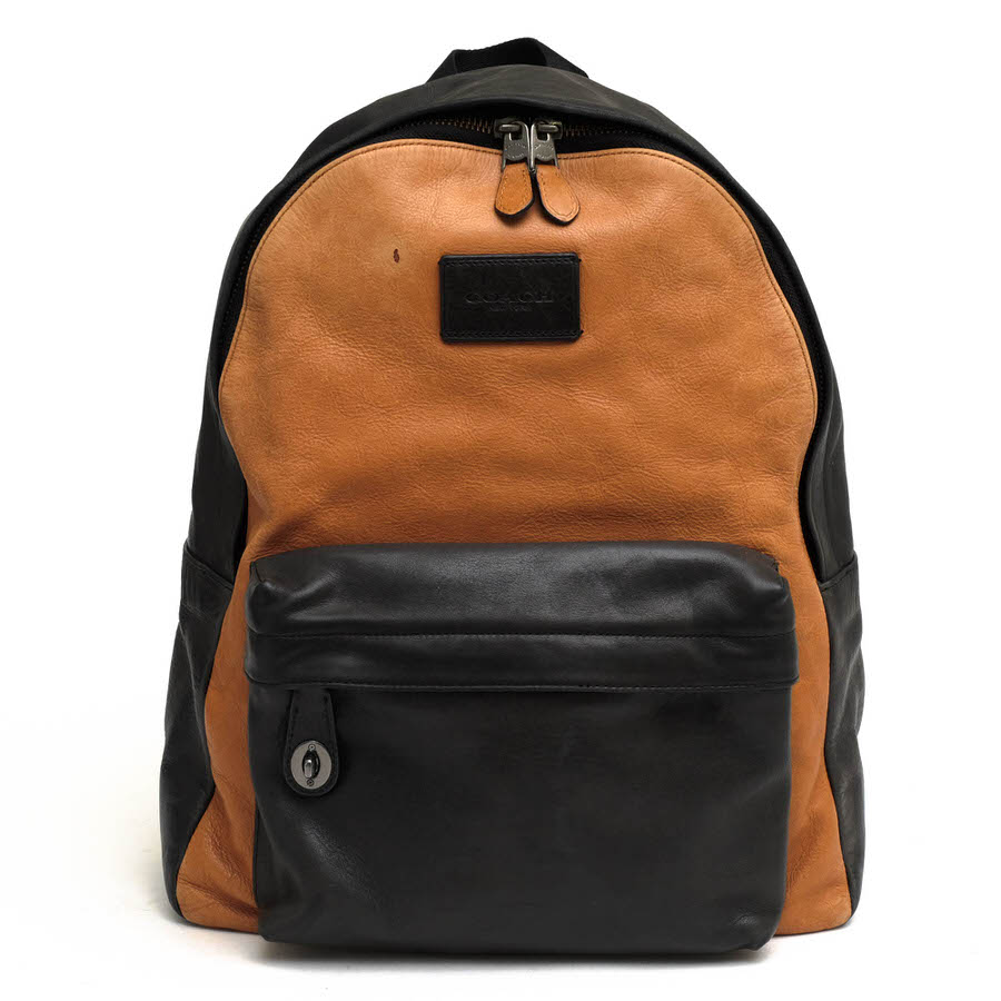 BRANDINGの全商品で利用可↓↓1%OFFクーポン↓↓COACH コーチ リュック メンズ 72034 Campus Backpack in Sport Calf Leather キャンパス バックパック スポーツカーフ 牛革商品説明1941年、アメリカ、ニューヨークのマンハッタン、小さなロフトで生まれたコーチは、今や女性と男性のための洗練された高級ハンドバッグ、アクセサリー、ギフトを扱う、代表的なファッション・アクセサリー・ブラントになりました。シンプルでいて、機能的なバッグ。伝統のレザー商品から、新しい素材とレザーの組み合わせ、パステルカラーや原色などを積極的に取り入れ、スタイリッシュブランドへと変貌をとげた「COACH」。現在、世界25ヶ国以上の国々で事業を展開しているコーチは、「高い品質」「揺るぎない本物志向」「優れた価値」の伝統を忠実に守るグローバル・ブランドです。何十年もの間、コーチはクラフツマンシップの伝統を忠実に守り続けてきました。歴史と伝統に対するブランドの忠誠心は変わりません。コーチでは職人が中心にあり、彼らのクオリティへの献身がコーチ・ブランドを活気づけてきました。アメリカを代表する老舗ハンドバッグブランドとして、これからも世界中の人々に愛され続けていくことでしょう。COACH定番のスポーツカーフ素材を用いたラグジュアリーなバックパック。B4サイズまでの書類が入る大容量のメイン収納、半円形にダブルジッパーでオープンする作りだからモノの出し入れがとても楽です。フロントに設けられたファスナーポケットは、よく取り出す小物収納に便利。幅広のパッド入りストラップなので疲れにくく、長時間の使用にも適しています。商品詳細◆ブランド名　COACH◆サイズ詳細　横幅 約35cm、縦幅 約42cm、マチ 約15cm◆仕様　ポケット×3 ファスナーポケット×2 ◆特徴　デイパック◆型番　72034 Campus Backpack in Sport Calf Leather キャンパス バックパック◆素材　上質な革 レザー◆素材詳細　スポーツカーフ（牛革）◆色　ブラック 黒◆商品状態　中古品-可◆状態詳細　外部ロゴの近くにシミがございます（画像参照）その他、使用感はみられますが、大きなダメージはありません。◆備考　ブラック×ブラウン