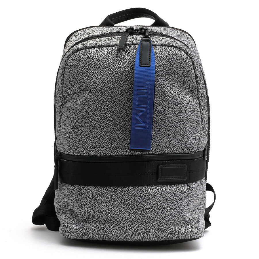 BRANDINGの全商品で利用可↓↓1%OFFクーポン↓↓TUMI トゥミ リュック メンズ 798676STCG TAHOE Notaway Backpack タホ ノタウェイ バックパック 牛革商品説明TUMIは、トラベル・ビジネスをはじめとするインターナショナルなライフスタイルブランドです。国内ではビジネスバッグとしてビジネスマンからの人気の高いブランドです。1975年の創業以来、優れたデザインと卓越した機能性を追求してきた結果、TUMIは世界中で最も厳しい目を持つ人に選ばれるブランドです。そのため、見た目のデザイン性はもちろんですが、使ってみると素材感や使い勝手の良さ、そして丈夫であることがわかります。TUMIは、様々なトラベルのスタイルやライフシーンを想定し、トラベルバッグ、ビジネスバッグ、レディースバッグ、レザーグッズ、アクセサリー、エレクトロニクス商品、ペンからギフトにいたるまで様々な製品を展開しています。「高い機能性」と「モダンなデザイン」というトゥミのブランドコンセプトを体現したコレクションを、定期的に発表しています。TUMIは、そのデザインや画期的な技術により、25を超える特許を取得しています。また、トラベルおよびビジネス分野における最優秀商品であるとの評価を常に得ています。シエラネヴァダ山脈に抱かれたレイク・タホからインスパイアされたTAHOEコレクション。仕事にも旅行にも対応できる自由さをコンセプトに、アウトドアグッズから着想を得た実用的でスポーツリュクスなスタイルが特徴です。外出時の携帯性と実用性を考慮して設計されたデイパックです。背面には最大13インチのノートPCに対応したクッションパッド付きコンパートメントを設置。電子機器を持ち歩く現代のライフスタイルに寄り添います。リフレクティブ仕様のロゴプリントにより夜間の視認性にも配慮されています。また、トップハンドルやパッド入りのバックパネル、長さ調整可能なショルダーストラップなど、日常の使用における快適性を徹底追求。カードポケット、メディアポケット、ペンループ、キーリーシュといった多様なインナー収納も備え、細やかな整理が可能です。商品詳細◆ブランド名　TUMI◆サイズ詳細　横幅 約24cm、縦幅 約38cm、マチ 約13cm◆仕様　ファスナー開閉メインコンパートメント、ファスナー開閉PC用コンパートメント（最大13インチ）、フロントファスナーポケット、背面クイックアクセス・ポケット、レザートリムトップハンドル、フロントウェビングディテール、長さ調節可能パッド付きショルダーストラップ、通気性メッシュバックパネル、アド・ア・バッグ・スリーブ、防水レインカバー（リフレクティブTUMIロゴ付き） 内側：ファスナーポケット×1、メディアポケット×2、カードポケット×2、ペンループ×1、キーリーシュ×1◆特徴　ビジネスリュック ノートPC収納可 デイパック◆型番　798676STCG TAHOE Notaway Backpack タホ ノタウェイ バックパック◆素材　上質なポリエステル×革レザー◆素材詳細　90%ポリエステル、5%スパンデックス、5%牛革、裏地ポリエステル100%◆色　グレー 灰色◆商品状態　中古品-非常に良い◆備考　Static Grey