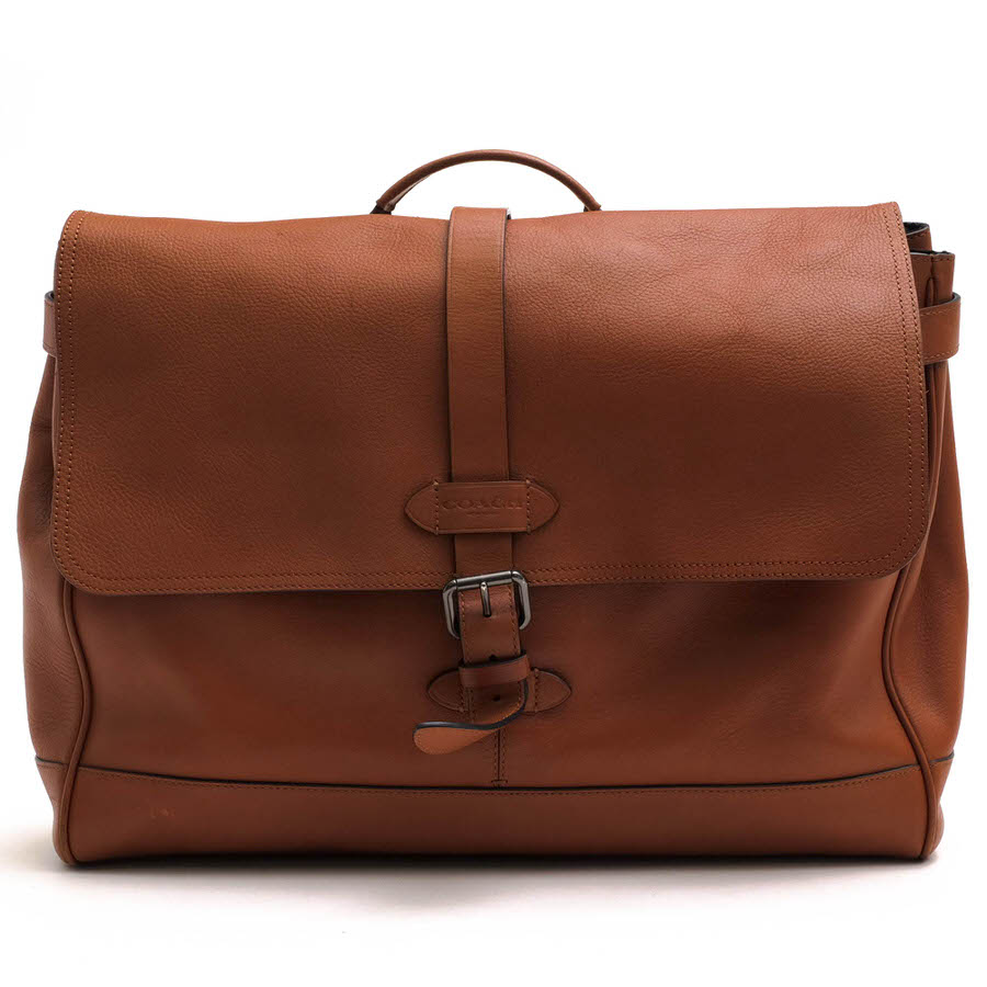 BRANDINGの全商品で利用可↓↓1%OFFクーポン↓↓COACH コーチ ビジネスバッグ メンズ F23204 Hudson Messenger ハドソン メッセンジャー 牛革 カーフ商品説明1941年、アメリカ、ニューヨークのマンハッタン、小さなロフトで生まれたコーチは、今や女性と男性のための洗練された高級ハンドバッグ、アクセサリー、ギフトを扱う、代表的なファッション・アクセサリー・ブラントになりました。シンプルでいて、機能的なバッグ。伝統のレザー商品から、新しい素材とレザーの組み合わせ、パステルカラーや原色などを積極的に取り入れ、スタイリッシュブランドへと変貌をとげた「COACH」。現在、世界25ヶ国以上の国々で事業を展開しているコーチは、「高い品質」「揺るぎない本物志向」「優れた価値」の伝統を忠実に守るグローバル・ブランドです。何十年もの間、コーチはクラフツマンシップの伝統を忠実に守り続けてきました。歴史と伝統に対するブランドの忠誠心は変わりません。コーチでは職人が中心にあり、彼らのクオリティへの献身がコーチ・ブランドを活気づけてきました。アメリカを代表する老舗ハンドバッグブランドとして、これからも世界中の人々に愛され続けていくことでしょう。クラシカルで飽きのこないデザイン、シュリンクレザーにより、豊かな雰囲気に仕上げています。マグネットボタン開閉でB4サイズの書類が入り、多様なポケット付きです。取り外し可能なショルダーストラップ付きで、肩掛けができるので荷物が多くなっても両手が使えて便利です。商品詳細◆ブランド名　COACH◆サイズ詳細　横幅 約40cm、縦幅 約31cm、マチ 約10cm、ショルダー長さ最大 約142cm◆仕様　ポケット×5 ファスナーポケット×2 ペンホルダー×1◆特徴　メッセンジャーバッグ 2WAY ショルダーバッグ シボ革 シュリンクレザー◆型番　F23204 Hudson Messenger ハドソン メッセンジャー◆素材　上質な革 レザー◆素材詳細　牛革（カーフレザー）◆色　ブラウン 茶◆商品状態　中古品-良い◆付属品　ショルダーストラップ