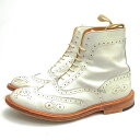 BRANDINGの全商品で利用可↓↓1%OFFクーポン↓↓Tricker's トリッカーズ レースアップブーツ メンズ M6898 Brogue Boot Paul Smith ポールスミス別注 カーフ 牛革商品説明Tricker's（トリッカーズ）はジョセフ・トリッカーが1829年にイギリス・ノーサンプトンにて創業。チャールズ皇太子より英国御用達（ロイヤルワラント）の称号を授かる、老舗揃いの英国靴メーカーの中でもトップを守り続けるメーカーの一つである。特にカントリーブーツの人気が高く、チャールズ皇太子にも愛用されている。全て職人によるハンドメイドであり、1人の職人が最初から最後までの製造工程を受け持つベンチメイド手法が採られているのが特徴。グッドイヤー・ウェルト製法で作られるその靴は、耐久性、耐水性、歩行性能において「究極の実用靴」と名高い。また、様々なブランドの別注や、ダブルネームが多いのもトリッカーズの特徴の1つである。商品詳細◆ブランド名　Tricker's◆サイズ表記　UK7.5 ◆日本サイズ参考　約26.0-26.5cm◆サイズ詳細　アウトソール靴底全長 約30.5cm、アウトソール靴底幅 約11.5cm、ヒール高さ約3cm、ブーツ高さ 約18cm◆特徴　内羽根式 カントリーブーツ ウイングチップ ウイングチップ グッドイヤーウェルト製法◆型番　M6898 Brogue Boot◆生産国　イギリス◆素材　上質な革 レザー◆素材詳細　カーフ（牛革）◆色　ホワイト 白◆商品状態　中古品-良い◆状態詳細　ヒール修理済み。◆備考　Paul Smith ポールスミス別注