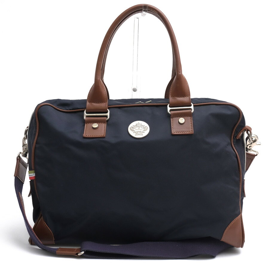 BRANDINGの全商品で利用可↓↓1%OFFクーポン↓↓orobianco オロビアンコ ビジネスバッグ メンズ VERNE-C ヴェルネ 伊リモンタ社ナイロン 牛革商品説明「Orobianco」はイタリア、ガラレーテを拠点とする1996年ジャコモ・バレンティーニによって創立され、世界各国のバイヤーより支持されている、BAGを中心とするブランド。各アイテムのアイデアは、旅や日々の生活経験から生まれており構造的、機能的にも優れています。またオロビアンコはファッション業界の中にあって、イタリア熟練工やその職人技を前面に打ち出し「made inItaly」の強みを生かした物作りを継続するブランドです。イタリアンテイストにあふれたデザインとクオリティーの高いモノづくりで、老若男女問わず愛されています。オロビアンコならではの落ち着いた雰囲気と高級感を備えた定番モデル。大きくコの字に開くメイン収納は書類が取り出しやすく、背面のファスナーポケットをはじめ、収納スペースも充実。B4サイズ対応で収納力抜群です。内側も総柄でヨーロッパブランドらしい雰囲気です。商品詳細◆ブランド名　orobianco◆サイズ詳細　横幅 約42cm、縦幅 約29cm、マチ 約11cm、ショルダー長さ最大 約105cm◆仕様　ポケット×2 ファスナーポケット×1 ペン収納×2◆特徴　2WAY ショルダーバッグ◆型番　VERNE-C ヴェルネ◆生産国　イタリア◆素材　上質なナイロン×革レザー◆素材詳細　伊リモンタ社ナイロン × 牛革◆色　ネイビー 紺◆商品状態　中古品-良い◆付属品　ショルダーストラップ