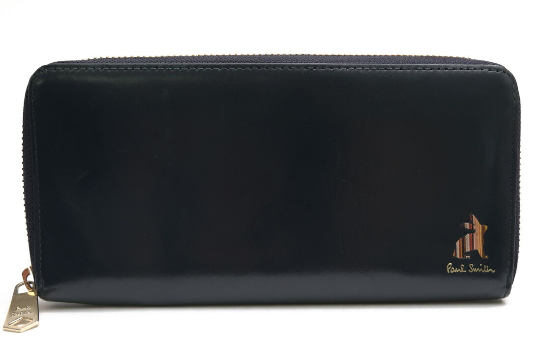 BRANDINGの全商品で利用可↓↓1%OFFクーポン↓↓Paul Smith ポールスミス 長財布 メンズ PSQ166 Marketry Stripe Rabbit マーケトリーストライプラビット 牛革商品説明「ひねりのあるクラシック」をスローガンとする彼の服飾は伝統的な技術、仕立てと遊び心が共存する個性的な もので、ブランドのシンボルともなっている色鮮やかなストライプ柄や花柄、写真などのプリント技術を応用して 取り入れるなど、ともすれば古色蒼然とした堅苦しい印象を与えがちであった英国の伝統的なメンズウェアに、モダンなファッションアイテムとしての新たな価値を見出し、伝統的なメンズウェアの良さを世界に再認識させた。ブランドの象徴であるラビットモチーフの型に切り抜かれた革とマルチストライプを巧みに組み合わせた寄せ木細工の技法が特徴的なポール・スミスの「マーケトリーストライプラビット」シリーズの長財布。ソフトで上質な牛革を使用し、その自然な光沢と滑らかな手触りが魅力です。デザインはシンプルながらも、細部にわたる手作業による緻密な仕上がりが、ラビットモチーフを一層際立たせています。内部には豊富な収納オプションが備わっており、札入れ2つ、カード入れ12箇所、小銭を入れるためのファスナー付きポケットが1つ、その他の小物を収納するための追加ポケットが1つあります。実用性を考慮した設計がされているため、日常使いにオススメです。商品詳細◆ブランド名　Paul Smith◆サイズ詳細　横幅 約19.5cm 縦幅 約10cm マチ 約2cm◆仕様　札入れ×2、カード入れ×12、その他ポケット×2、小銭入れ×1（ファスナー式）◆特徴　ラビットモチーフ 小銭入れあり ラウンドジップ ラウンドファスナー◆型番　PSQ166 Marketry Stripe Rabbit マーケトリーストライプラビット◆素材　上質な革 レザー◆素材詳細　牛革◆色　ネイビー 紺◆商品状態　中古品-良い◆備考　873734 P166