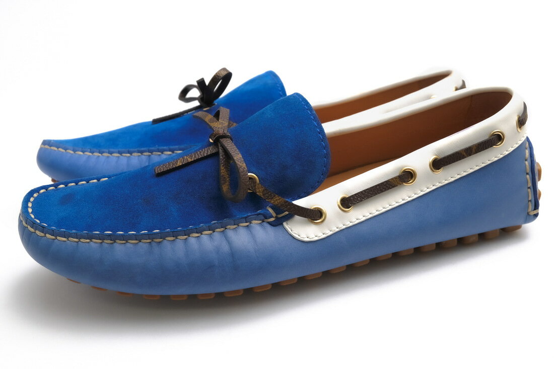 BRANDINGの全商品で利用可↓↓1%OFFクーポン↓↓Louis Vuitton ヴィトン ドライビングシューズ メンズ ND1108 Arizona Moccasin アリゾナ カーフレザー 牛革商品説明ルイ・ヴィトン(LOUIS VUITTON)とは、フランスの高級ファッション・ブランド。1854年に創業者ルイ・ヴィトン氏がマルティエ(トランク職人)として世界初の旅行鞄店をオープンしたことにより創立した。なお、トレードマークである「LV」と星と花をモチーフにしたモノグラム模様は、実は日本の家紋にインスピレーションを受けて誕生したものである。クラシックなドライビングシューズの伝統を継承しつつ、モノグラムパターンのレザーレースがアクセントとして配したルイ・ヴィトンのモデル。モカシン製法で仕立てられた柔らかな履き心地と、ドライビングソール特有のラバーグリップが、軽快なフィーリングと実用性を両立。鮮やかなブルーのスエードとホワイトレザーのコンビネーションは視覚的なインパクトが強く、夏のリゾートスタイルやドライブシーンを想起させる爽やかなデザインです。アウトソールにはブランドロゴ入りのラバーペブルを全面に配置。イタリアの職人によって丁寧に作り込まれた一足です。商品詳細◆ブランド名　Louis Vuitton◆サイズ表記　US7.5◆日本サイズ参考　約25.5cm◆サイズ詳細　アウトソール靴底全長 約29.5cm、アウトソール靴底幅 約11cm、ヒール高さ 約0.5cm◆仕様　ドライビングソール（ラバー×LVロゴ付き）◆特徴　LVモノグラム モカシン スリッポン◆型番　ND1108 Arizona Moccasin アリゾナ◆生産国　イタリア◆素材　上質な革 スエードレザー◆素材詳細　カーフ（牛革）◆色　ブルー 青◆商品状態　中古品-非常に良い◆状態詳細　綺麗な状態ですが、つま先や履き口などに薄いシミあり