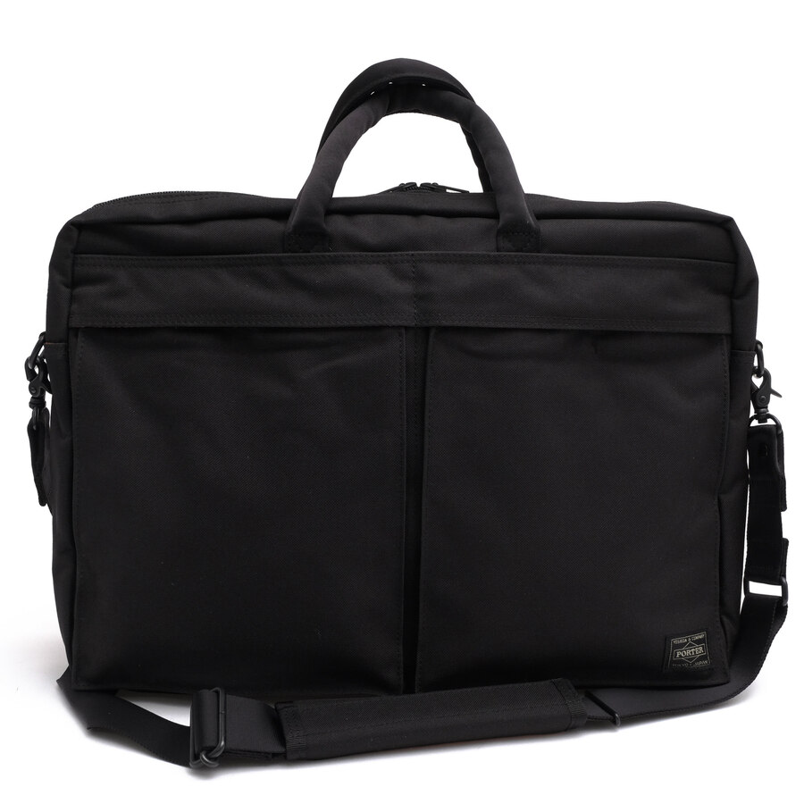BRANDINGの全商品で利用可↓↓1%OFFクーポン↓↓PORTER ポーター 吉田カバン ビジネスバッグ メンズ HB356J/A for MacBook AIr & MacBook Pro Retina Apple Store限定販売 ポリエステルコーデュラ テフロン加工商品説明ホテルなどでお客様の鞄を預かるポーターという職業が 常に鞄に触れ、最も鞄の良さを知る者と考え、ブランド名に起用。吉田の技術と伝統をいかした吉田カバンのメインブランド。吉蔵が掲げた「一針入魂」を社是に、現在も在り続けています。それは、きちんとしたもの作りであり、海外生産をやらないことであり、物心両面に渡る職人さんへの配慮、そしてお客様との会話です。一針入魂は無くてはならない吉田カバンのバックボーンです。素材選びからデザイン、縫製に至るすべての工程に手を抜かないものづくりを実現するには熟練した職人の高い技術力が必要です。吉田カバンは、このこだわりに共感し、望むような鞄を作るのは日本の職人をおいて他にないと考え、ブランドを築き上げております。Apple Store限定で展開された、PORTERのブリーフケース。13インチまでのMacBook ProやMacBook Airを収める設計で、Apple製品との親和性を追求したブリーフケースです。外装には摩耗や引き裂きに強いポリエステルコーデュラを採用し、さらに撥水性と防汚性を兼ね備えたテフロン加工が施されています。内装には視認性を高めるオレンジ色のナイロンを用い、必要なアイテムを素早く取り出すための工夫が凝らされています。前面にはスナップボタンとベルクロで開閉できる2種のポケットを設置し、A5ノートや小物類の整理に便利。背面にはジッパー仕様のポケットを備え、貴重品などの収納にも適しています。商品詳細◆ブランド名　PORTER◆サイズ詳細　横幅 約40cm、縦幅 約29cm、マチ 約5cm◆仕様　ダブルジップ開閉 内側：ラップトップ収納スペース×1 外側前面：スナップボタン付きポケット×2 背面：ファスナーポケット×1◆特徴　ノートPC収納可 2WAY ショルダーバッグ◆型番　HB356J/A for MacBook AIr & MacBook Pro Retina◆生産国　日本◆素材　上質なポリエステル◆素材詳細　ポリエステルコーデュラ（テフロン加工）◆色　ブラック 黒◆商品状態　中古品-良い◆付属品　ショルダーストラップ◆備考　Apple Store限定販売