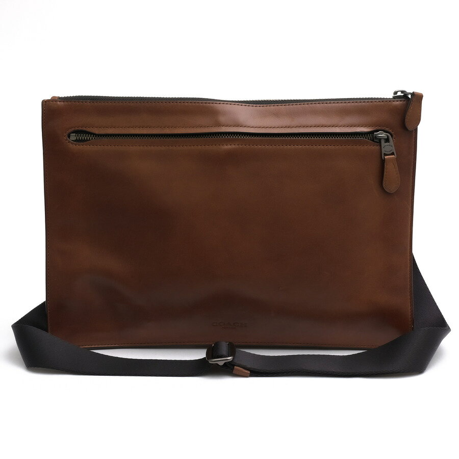 BRANDINGの全商品で利用可↓↓1%OFFクーポン↓↓COACH コーチ セカンドバッグ/クラッチバッグ メンズ 22926 Manhattan Convertible Slim Messenger マンハッタン コンバーチブル スリムメッセンジャー Sport Calf Leather スポーツカーフレザー 牛革商品説明1941年、アメリカ、ニューヨークのマンハッタン、小さなロフトで生まれたコーチは、今や女性と男性のための洗練された高級ハンドバッグ、アクセサリー、ギフトを扱う、代表的なファッション・アクセサリー・ブラントになりました。シンプルでいて、機能的なバッグ。伝統のレザー商品から、新しい素材とレザーの組み合わせ、パステルカラーや原色などを積極的に取り入れ、スタイリッシュブランドへと変貌をとげた「COACH」。現在、世界25ヶ国以上の国々で事業を展開しているコーチは、「高い品質」「揺るぎない本物志向」「優れた価値」の伝統を忠実に守るグローバル・ブランドです。何十年もの間、コーチはクラフツマンシップの伝統を忠実に守り続けてきました。歴史と伝統に対するブランドの忠誠心は変わりません。コーチでは職人が中心にあり、彼らのクオリティへの献身がコーチ・ブランドを活気づけてきました。アメリカを代表する老舗ハンドバッグブランドとして、これからも世界中の人々に愛され続けていくことでしょう。都市での移動やビジネスユースを念頭に設計されたCoachのManhattan Convertible Slim Messenger。ファスナー式のセキュリティポケットをはじめ、スマートフォンやカード類を整理できる多機能ポケット、さらにビジネスシーンを意識したペンホルダーも備えられています。また、背面にはスナップ開閉のポケットを装備し、スマートな出し入れが可能です。滑らかなSport Calf Leather（スポーツカーフレザー）は、自然な艶と経年変化が楽しめる素材で、重厚感のあるアンティークニッケル仕上げの金具とともに、デザインに落ち着いた上質感を添えています。商品詳細◆ブランド名　COACH◆サイズ詳細　横幅 約36cm、縦幅 約25.5cm、マチ 約4cm、ショルダー長さ最大 約135cm◆仕様　ファスナー開閉 メイン収納部、内側：ファスナーポケット×1、多機能ポケット×3、ペンホルダー×1、外側前面：ファスナーポケット×1、背面：マグネットポケット×1、キャリーオンホルダー付き◆特徴　メッセンジャーバッグ 2WAY ショルダーバッグ◆型番　22926 Manhattan Convertible Slim Messenger マンハッタン コンバーチブル スリムメッセンジャー◆素材　上質な革 レザー◆素材詳細　Sport Calf Leather スポーツカーフレザー（牛革）◆色　ブラウン 茶◆商品状態　中古品-良い◆付属品　ショルダーストラップ