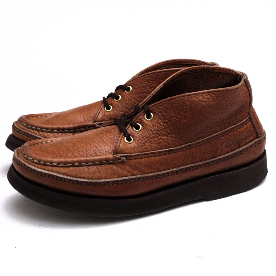 BRANDINGの全商品で利用可↓↓1%OFFクーポン↓↓Russell Moccasin ラッセルモカシン チャッカブーツ メンズ SPORTING CLAYS CHUKKA BOOTS スポーティングクレイチャッカ オイルドレザー 牛革商品説明RUSSELL MOCCASIN（ラッセルモカシン）は、1898年にアメリカのウィンスコンシン州に設立されました。設立者のウィル・ラッセル氏が当時さかんだった森林伐採作業に従事する木こりの為にハンドメイドのブーツを作ったのがはじまりでした。1898年創立以来100年以上たった現在でもなお、昔とまったく同じ製法で熟練した職人により全ての過程がオールハンドメイドで作られており、古き良き時代のアメリカの伝統を今に伝えるこだわりのブランドです。ラッセルを代表するモデル「スポーティングクレイチャッカ」。2層の革によって水の浸入を防ぐ「ダブルモカシン」構造、フレックスソールを組み合わせており、長時間の歩行でも疲れにくく抜群の履き心地、スタイリングを選ばない使い勝手の良さが人気の秘密。足全体を優しく包み込む、まさに一生モノのブーツです。商品詳細◆ブランド名　Russell Moccasin◆サイズ表記　US8◆日本サイズ参考　約26.0cm◆サイズ詳細　アウトソール靴底全長 約30.5cm、アウトソール靴底幅 約10.5cm、ヒール高さ 約2.5cm、ブーツ高さ 約10cm◆仕様　ワイズEE◆特徴　フレックスソール モカシン Vibramソール 定番◆型番　SPORTING CLAYS CHUKKA BOOTS スポーティングクレイチャッカ◆生産国　USA◆素材　上質な革 レザー◆素材詳細　オイルドレザー（牛革）◆色　ブラウン 茶◆商品状態　中古品-良い◆状態詳細　ヒール修理済。