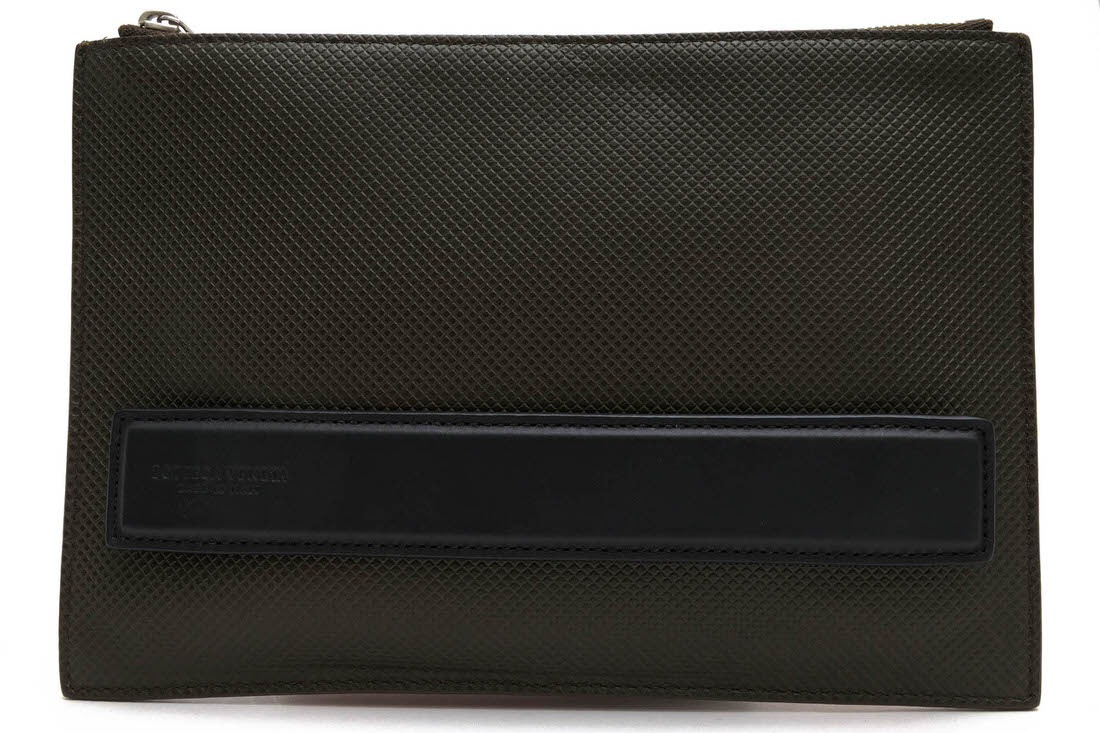 BRANDINGの全商品で利用可↓↓1%OFFクーポン↓↓BOTTEGA VENETA / ボッテガヴェネタBOTTEGA VENETA ボッテガヴェネタ セカンドバッグ/クラッチバッグ 牛革 カーフ商品説明柔らかメッシュバッグの人気に火をつけた「イントレチャートライン」の元祖でもあり、イタリアはヴェネツィアの伝統と歴史ある高級革製品ブランド「ボッテガ・ヴェネタ」。ヴェネチア地方の産物である革製品の職人技は、世界的な評価も高く、その歴史の中でもボッテガヴェネタはそれ無しでは語れないというほど圧倒的な存在感を見せ付けています。そのボッテガ（工房）の名の通り、手作業による滑らかななめし革の革紐を用いて編みこまれたイントレチャートと言う技法を用いたバッグや財布、靴はとても評価されており、確かな職人技に支えられた上質な仕上がりは、流行に左右されない憧れの逸品として、質の良いオシャレな革製品を求める賢い現代女性に支持されています。2001年にグッチ・グループの傘下に入り、以後知名度は一気に高まり、本国イタリアから海外へショップを展開する知名度の高いブランドへと発展しました。さりげなくも上質を味わえる、一流ブランドのバッグは使うたびに愛着を深めてくれるブランドです。シンボルであるイントレチャートモチーフを取り入れた、ダイヤモンドテクスチャーレザーミディアムポーチ。スムースなマット感を持つボディに、スムースカーフのストラップハンドルが付いたデザイン。お財布やスマホなどの小物をスタイリッシュに持ち運ぶのに最適です。シンプルでありながら、ボッテガヴェネタのラグジュアリーな雰囲気が際立つアイテムとなっております。商品詳細◆ブランド名　BOTTEGA VENETA◆サイズ詳細　横幅 約21.8cm、縦幅 約15cm、マチ 約0.5cm◆生産国　イタリア◆素材　上質な革 レザー◆素材詳細　カーフ（牛革）◆色　オリーブ・カーキ◆商品状態　中古品-非常に良い◆付属品　保存袋