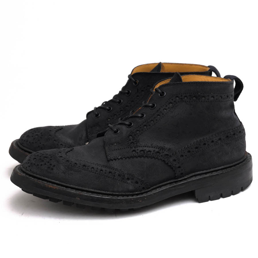 BRANDINGの全商品で利用可↓↓1%OFFクーポン↓↓Tricker's / トリッカーズTricker's トリッカーズ レースアップブーツ M5833 カーフスエード 牛革商品説明Tricker's（トリッカーズ）はジョセフ・トリッカーが1829年にイギリス・ノーサンプトンにて創業。チャールズ皇太子より英国御用達（ロイヤルワラント）の称号を授かる、老舗揃いの英国靴メーカーの中でもトップを守り続けるメーカーの一つである。特にカントリーブーツの人気が高く、チャールズ皇太子にも愛用されている。全て職人によるハンドメイドであり、1人の職人が最初から最後までの製造工程を受け持つベンチメイド手法が採られているのが特徴。グッドイヤー・ウェルト製法で作られるその靴は、耐久性、耐水性、歩行性能において「究極の実用靴」と名高い。また、様々なブランドの別注や、ダブルネームが多いのもトリッカーズの特徴の1つである。通常7ホールのブーツを大胆に5ホールにカットされた、ミドルカットのブローグブーツです。ウィングチップにメダリオンやパーフォレーションが施されたクラシカルな一足。華やかな印象で様々なスタイルに合わせやすく、コーディネイトの幅が広がります商品詳細◆ブランド名　Tricker's◆サイズ表記　UK8◆日本サイズ参考　約26.5-27.0cm◆サイズ詳細　アウトソール靴底全長 約31.5cm、アウトソール靴底幅 約12cm、ヒール高さ約3cm◆特徴　クラブソール カントリーブーツ ウイングチップ グッドイヤーウェルト製法 ウイングチップ◆型番　M5833◆生産国　イギリス◆素材　上質な革 スエードレザー◆素材詳細　カーフスエード（牛革）◆色　ブラック 黒◆商品状態　中古品-良い◆状態詳細　シューレース交換済み。