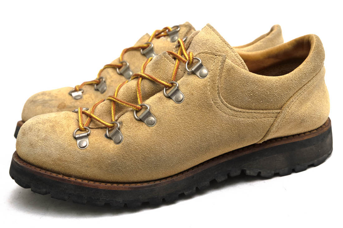 BRANDINGの全商品で利用可↓↓1%OFFクーポン↓↓Danner / ダナーDanner ダナー カジュアルシューズ D1312 MOUNTAIN TRAIL LOW マウンテントレイル ロー 牛革商品説明1932年チペワフォールズでチャールズダナーが頑丈な仕事用ブーツを5人の労働者と一緒に作り始め、一足4ドルで売ることから始まる。チャールズダナーがオレゴン州ポートランドでビジネスを展開。当時、質の高いチョークロガーを作り始めて一足20ドルで売り始める。1959年、アメリカで初めてビブラムソールを用いたクライミングブーツを開発し、ダナーのマウンテントレールが一番登りやすいブーツとバックパッカー雑誌に取り上げられ、ダナーは ハイキング業界でプレミアなブランドとなりました。1979年には、ブーツゴアテックス社との共同開発により、靴に採用する事が難しいと言われていた防水透湿素材のゴアテックスを世界で初めて採用する事に成功した。その靴はダナーライトと名付けられ、現在では完全防水ブーツの代名詞となっている。創業以来、「実際にダナーの靴を履く人が、不便を感じずに、使いやすく耐久性に富んだ靴を作る」がコンセプトである。マウンテンライトの前進モデル「マウンテントレイル」。ダナーらしいアウトドアテイストを感じさせながらも、街歩きにも適した一足。ダナー式ステッチダウン製法で、ソールとインソールの間にエアスペースを作り出すことで足の呼吸を助け、軽量タイプで、快適な歩行が楽しめます。商品詳細◆ブランド名　Danner◆サイズ表記　US8.5◆日本サイズ参考　約26.5cm◆サイズ詳細　アウトソール靴底全長 約30cm、アウトソール靴底幅 約11cm、ヒール高さ約3cm◆特徴　ステッチダウン製法◆型番　D1312 MOUNTAIN TRAIL LOW マウンテントレイル ロー◆生産国　USA◆素材　上質な革 スエードレザー◆素材詳細　牛革◆色　ベージュ◆商品状態　中古品-可◆状態詳細　全体的に薄汚れがみられ、使用感があります。